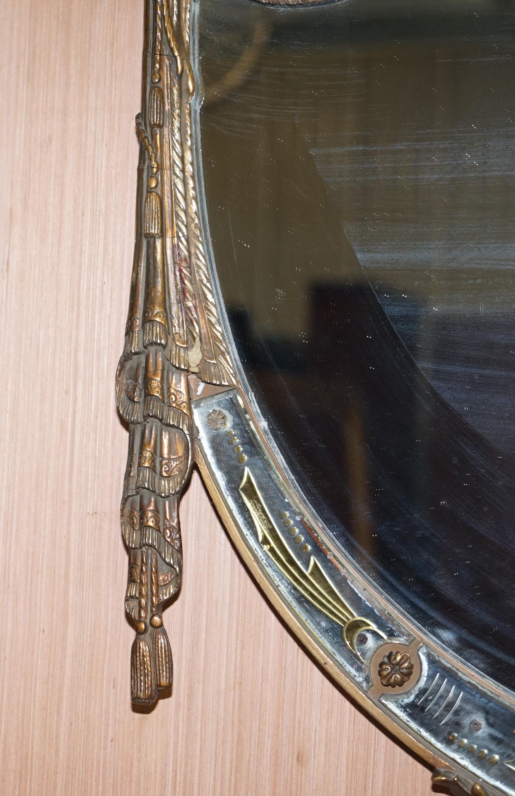 Rare grand miroir en bois doré de la fin du 19ème siècle Forme de bouclier français Détail d'acanthe en vente 3