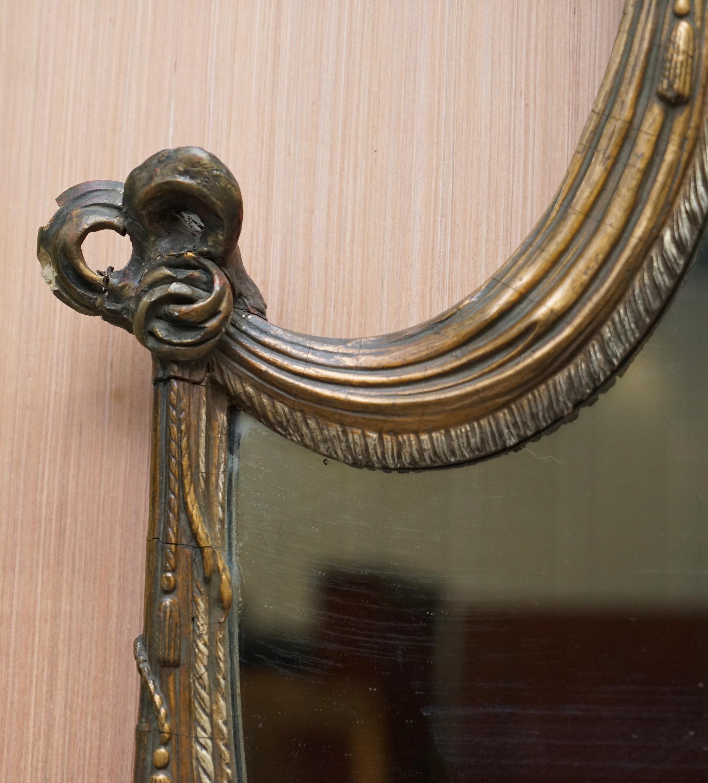 Rare grand miroir en bois doré de la fin du 19ème siècle Forme de bouclier français Détail d'acanthe en vente 4