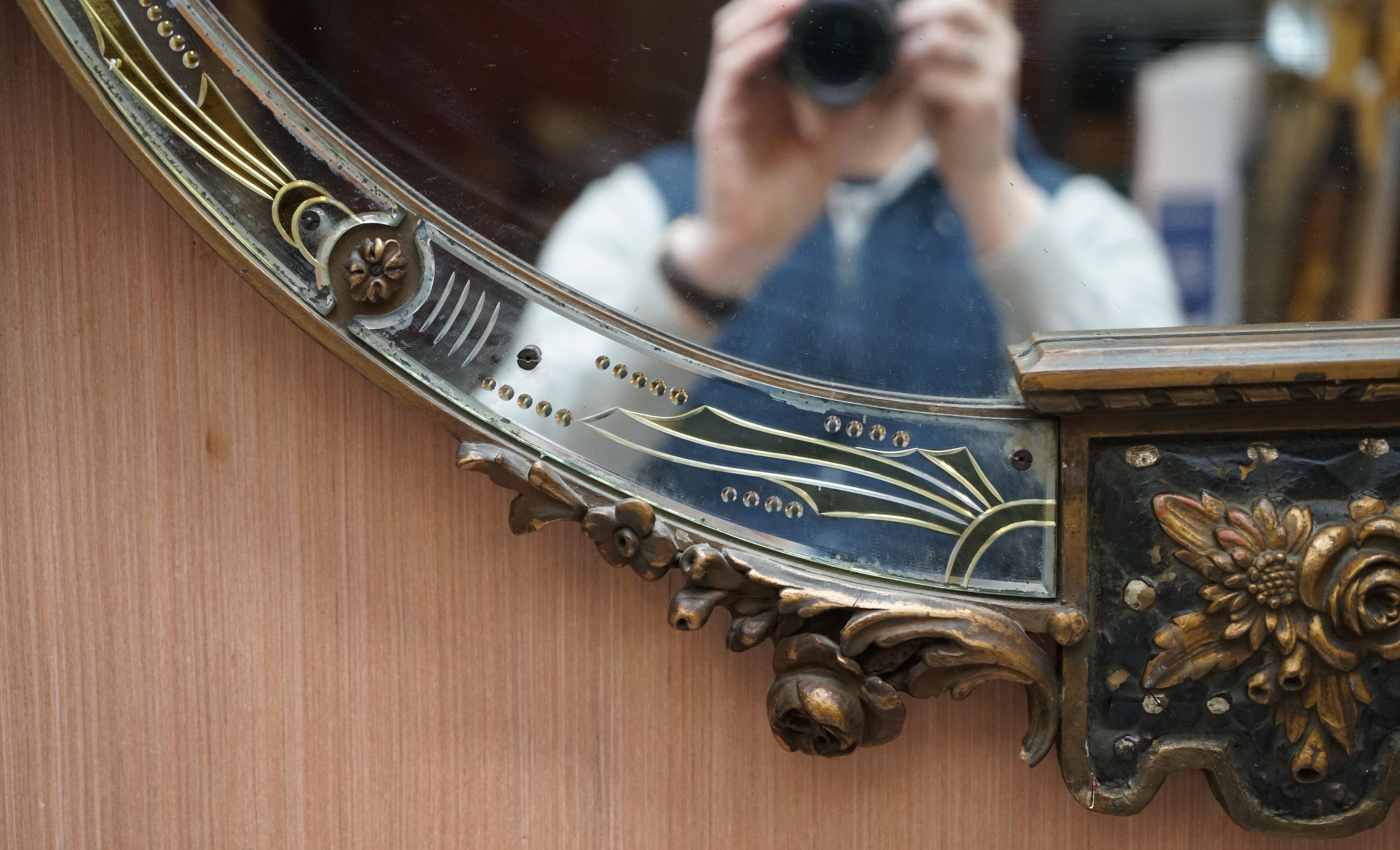 Rare grand miroir en bois doré de la fin du 19ème siècle Forme de bouclier français Détail d'acanthe en vente 5