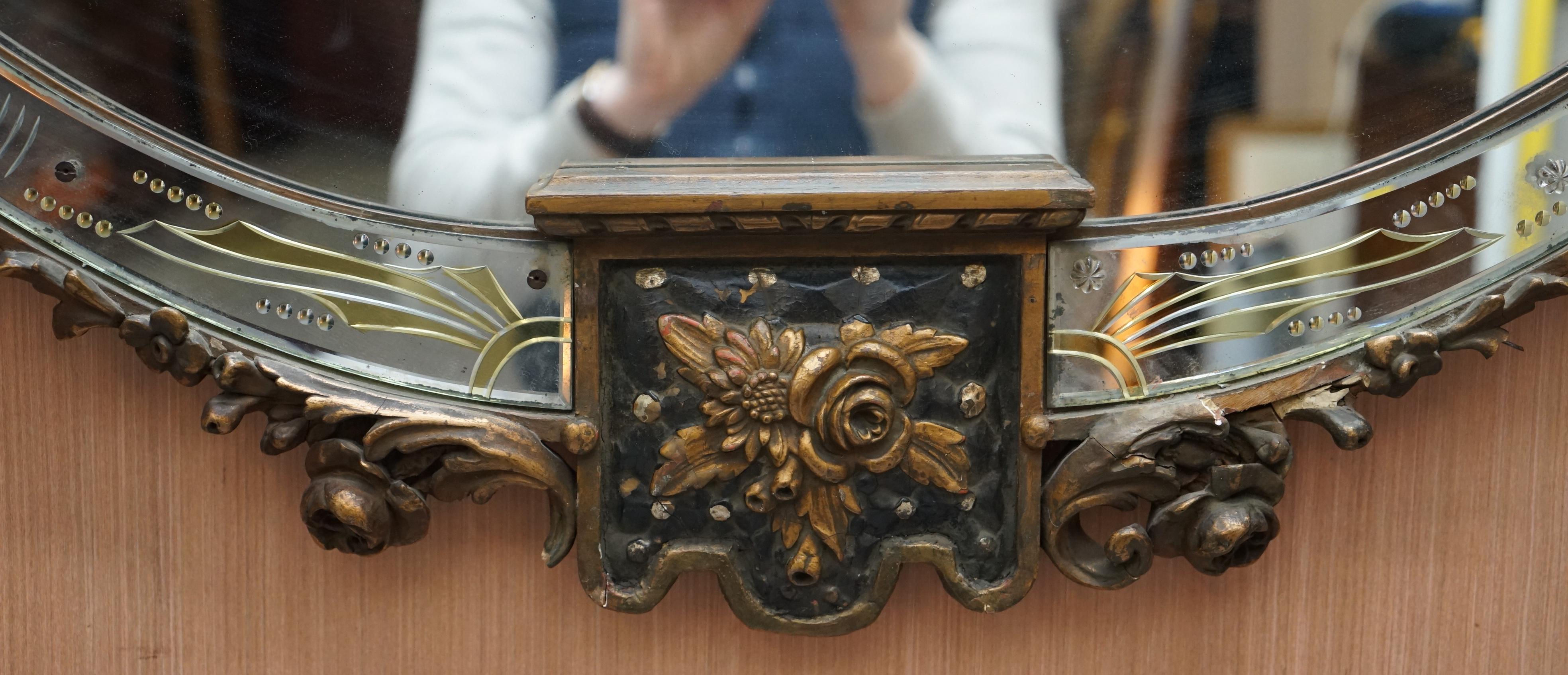 Rare grand miroir en bois doré de la fin du 19ème siècle Forme de bouclier français Détail d'acanthe en vente 6