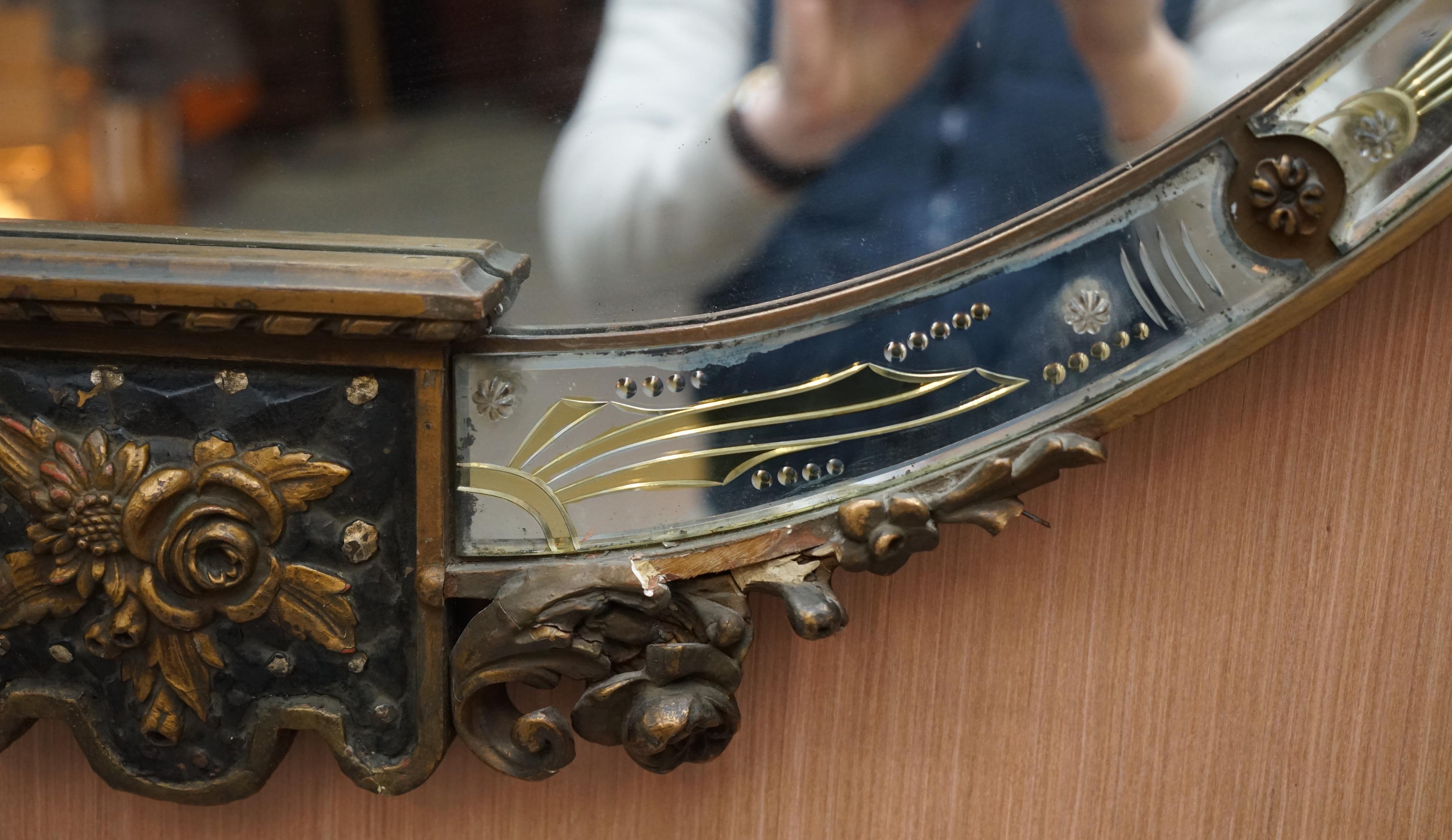 Rare grand miroir en bois doré de la fin du 19ème siècle Forme de bouclier français Détail d'acanthe en vente 7