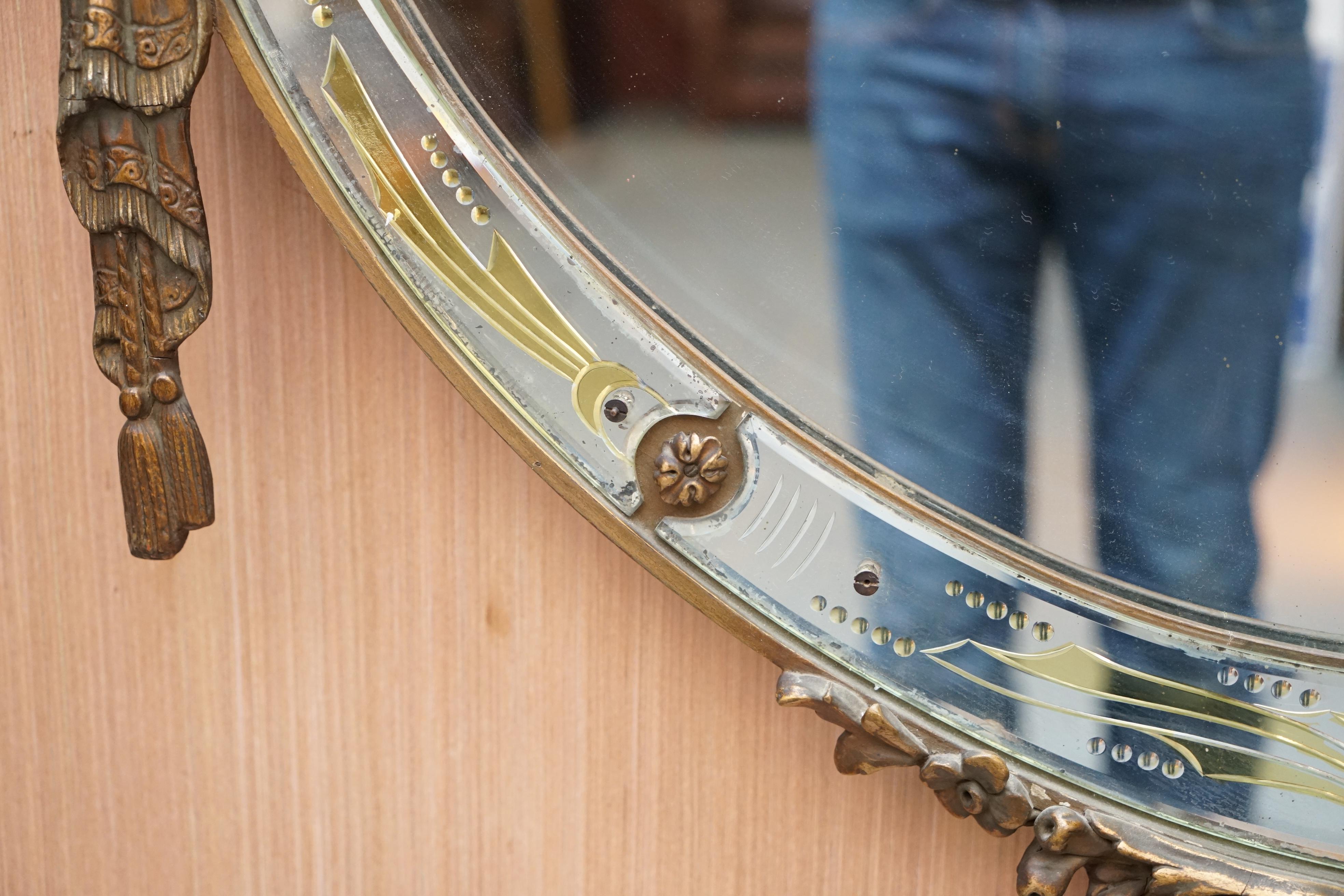 Rare grand miroir en bois doré de la fin du 19ème siècle Forme de bouclier français Détail d'acanthe en vente 9
