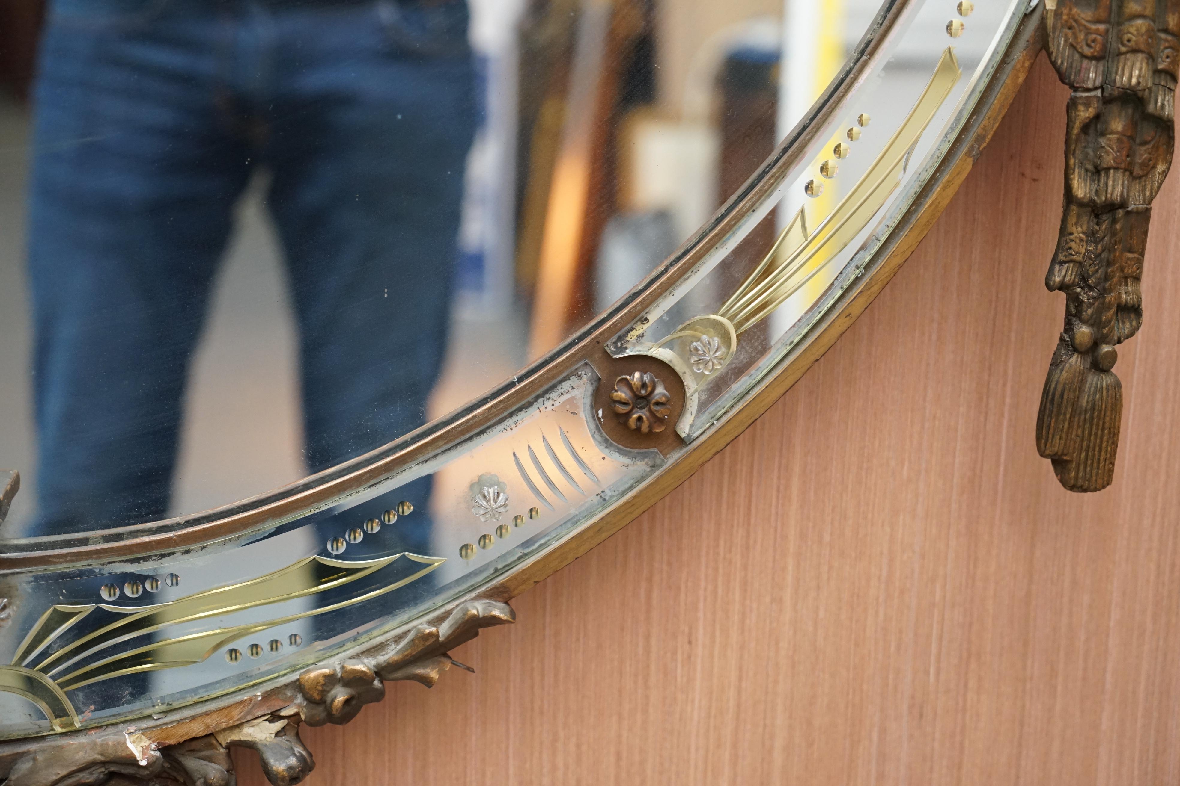 Rare grand miroir en bois doré de la fin du 19ème siècle Forme de bouclier français Détail d'acanthe en vente 10