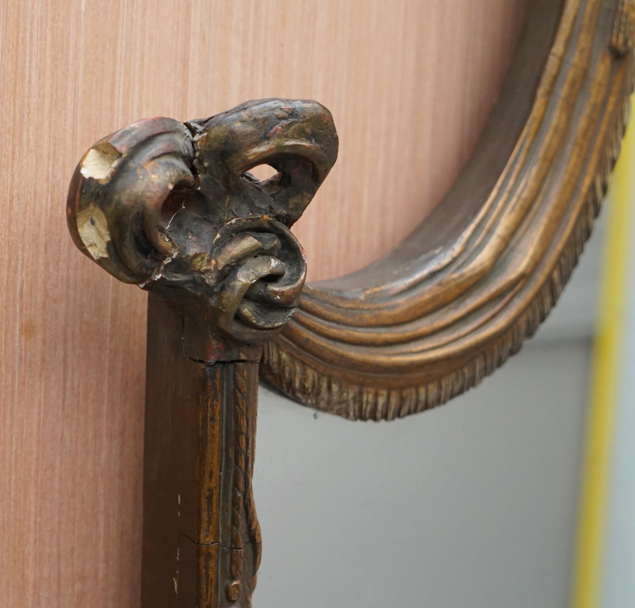 Rare grand miroir en bois doré de la fin du 19ème siècle Forme de bouclier français Détail d'acanthe en vente 10