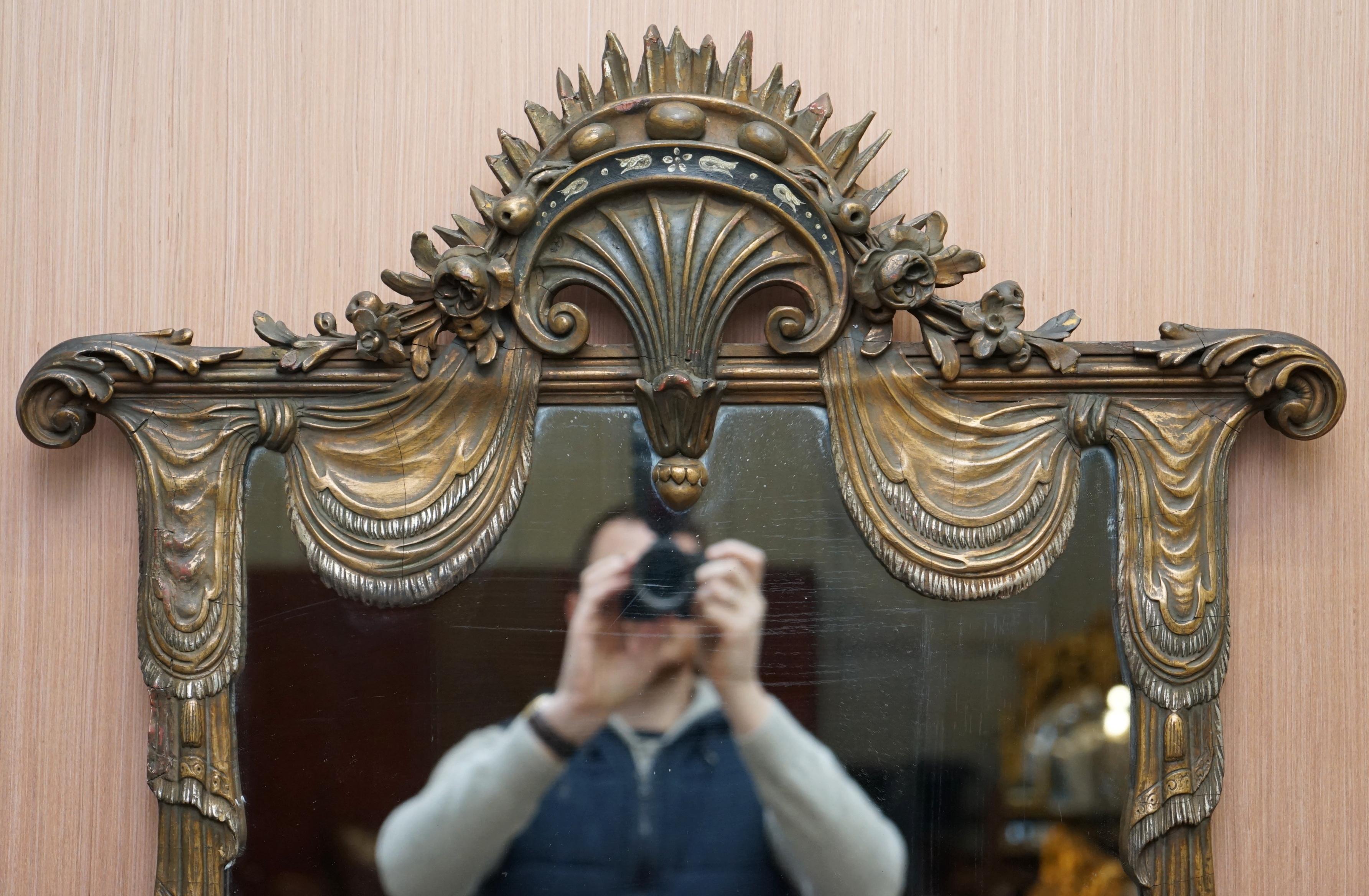 Nous sommes ravis d'offrir à la vente ce beau miroir mural surdimensionné de la fin du 19ème siècle avec des feuilles d'acanthe et des détails floraux sculptés à la main

Un miroir original du 19ème siècle de très haute qualité, une forme rare et