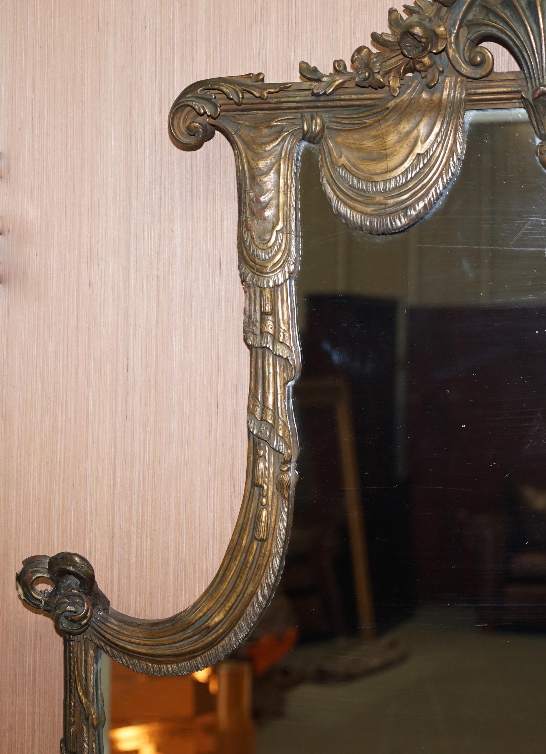 Fait main Rare grand miroir en bois doré de la fin du 19ème siècle Forme de bouclier français Détail d'acanthe en vente