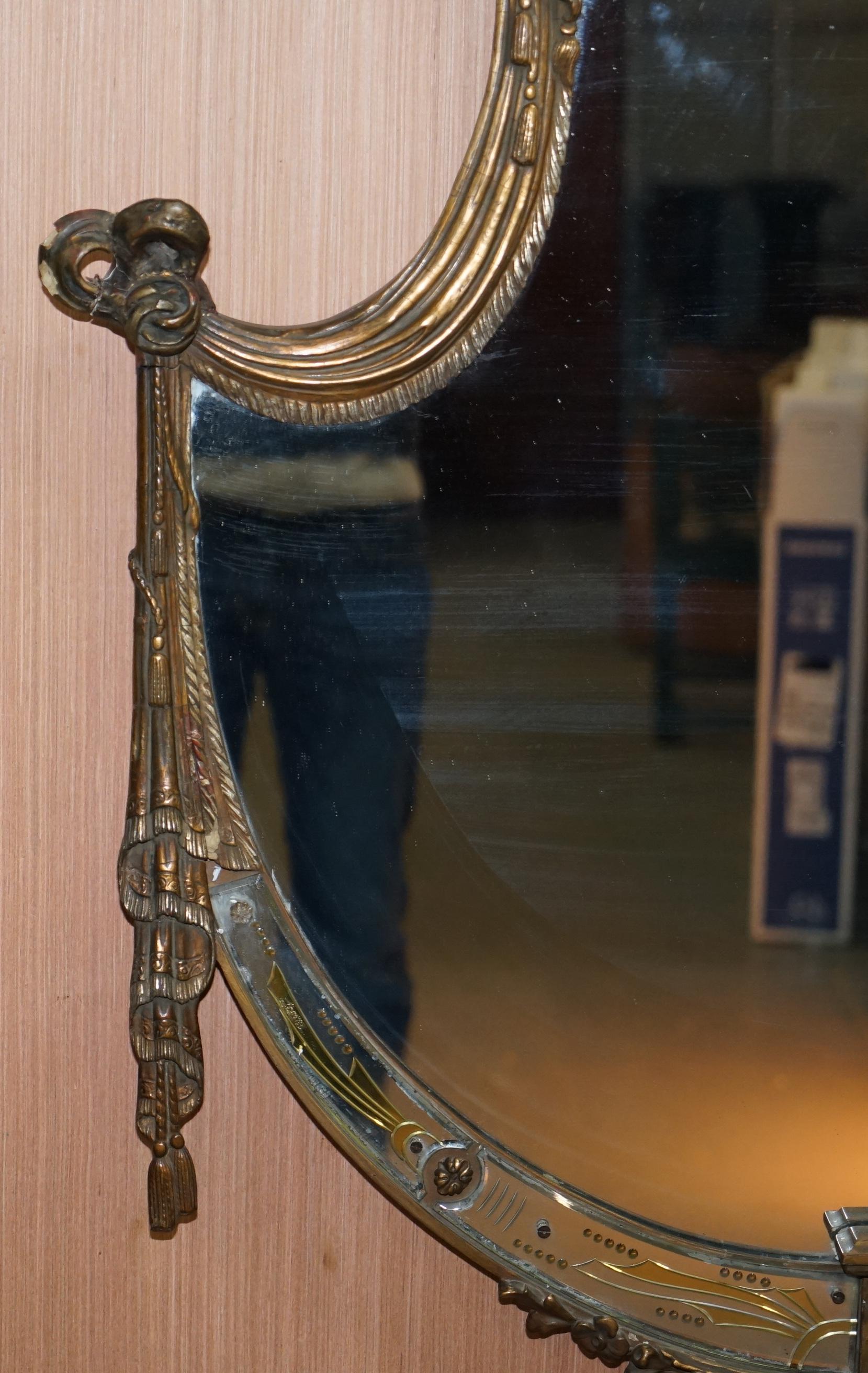 Miroir Rare grand miroir en bois doré de la fin du 19ème siècle Forme de bouclier français Détail d'acanthe en vente