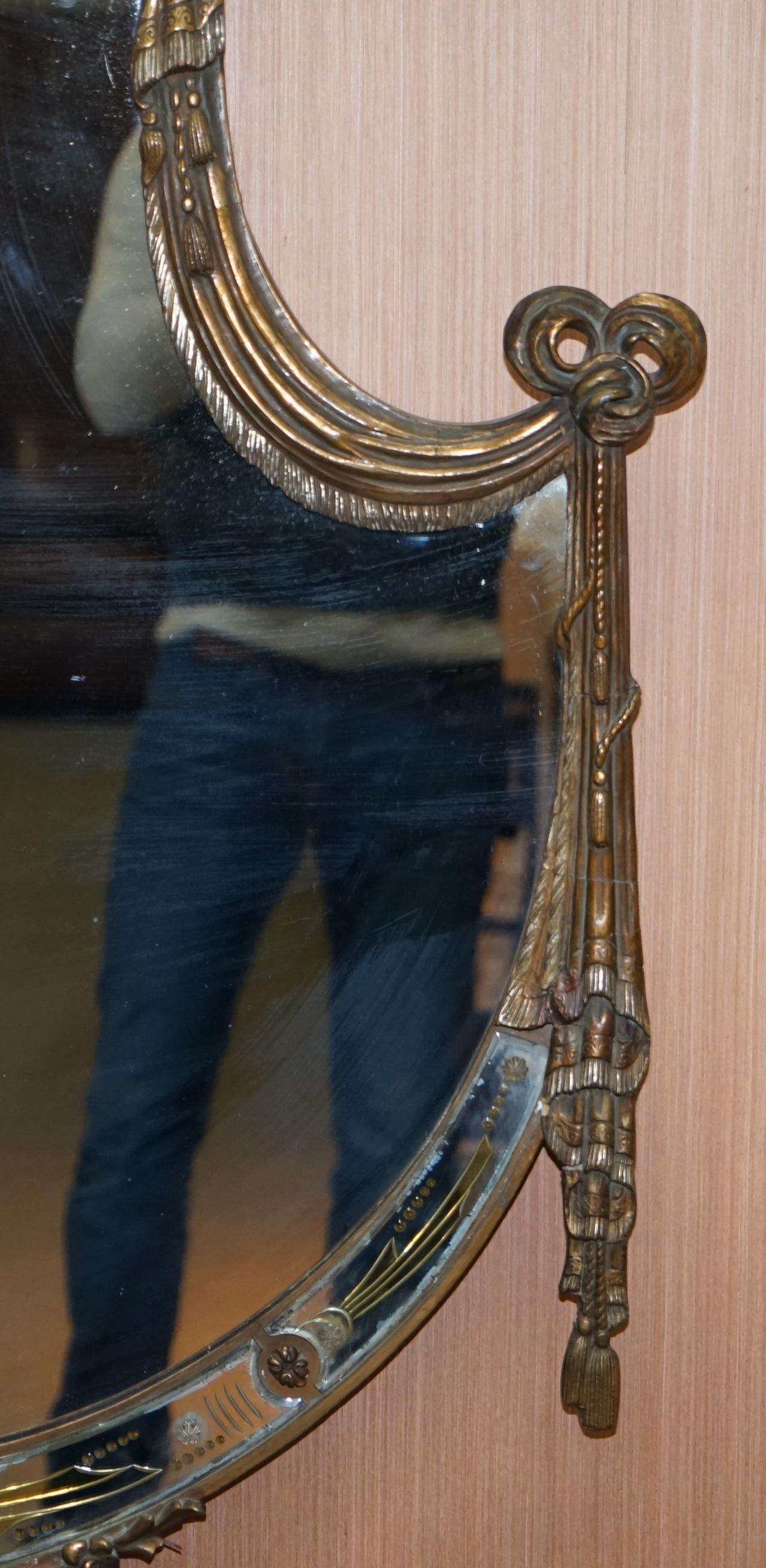 Rare grand miroir en bois doré de la fin du 19ème siècle Forme de bouclier français Détail d'acanthe en vente 1