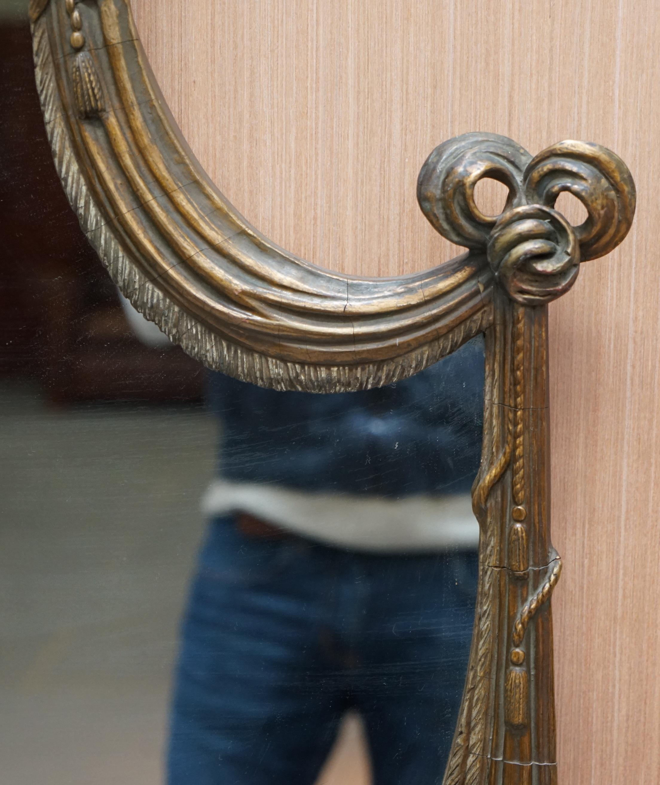 Rare grand miroir en bois doré de la fin du 19ème siècle Forme de bouclier français Détail d'acanthe en vente 2