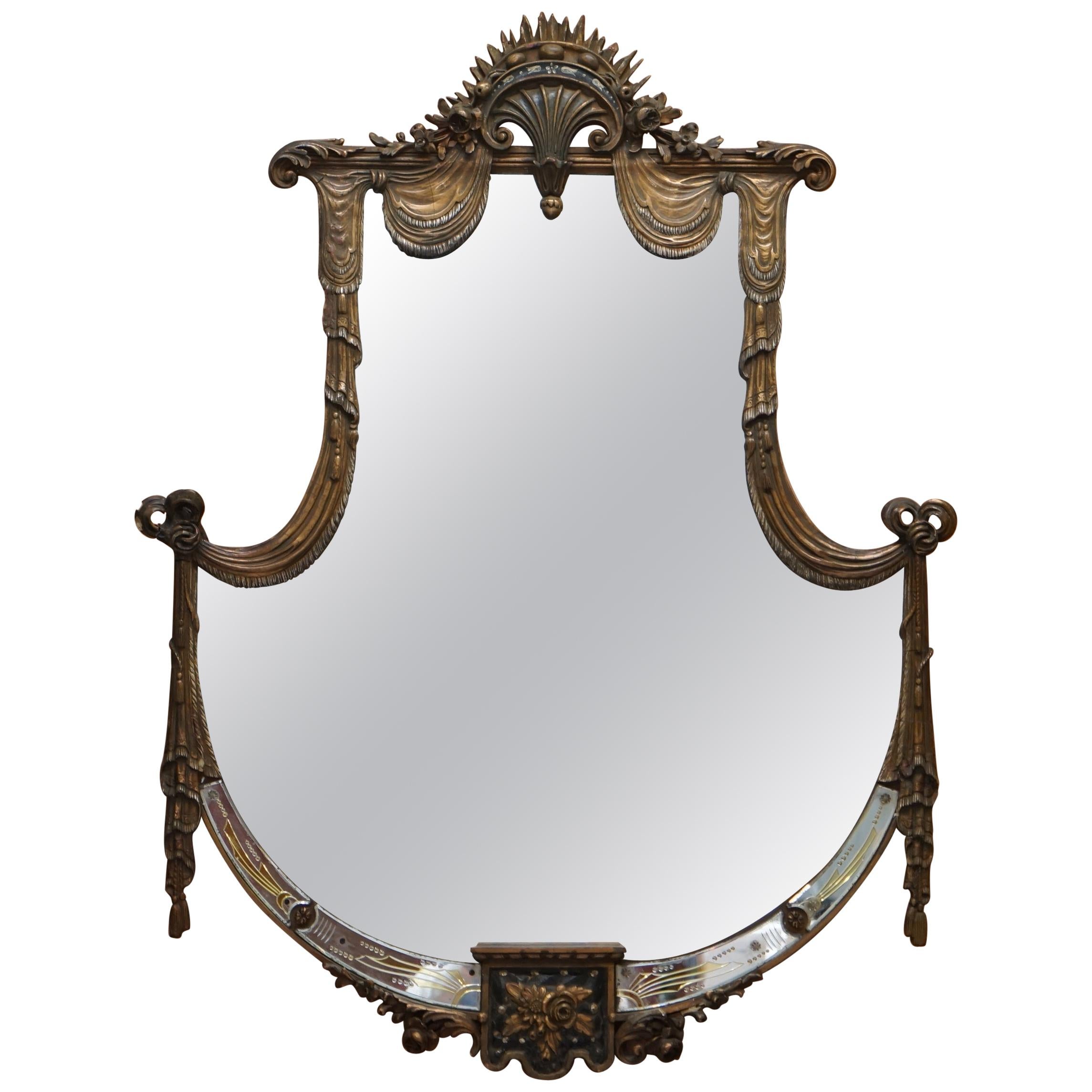 Rare grand miroir en bois doré de la fin du 19ème siècle Forme de bouclier français Détail d'acanthe en vente