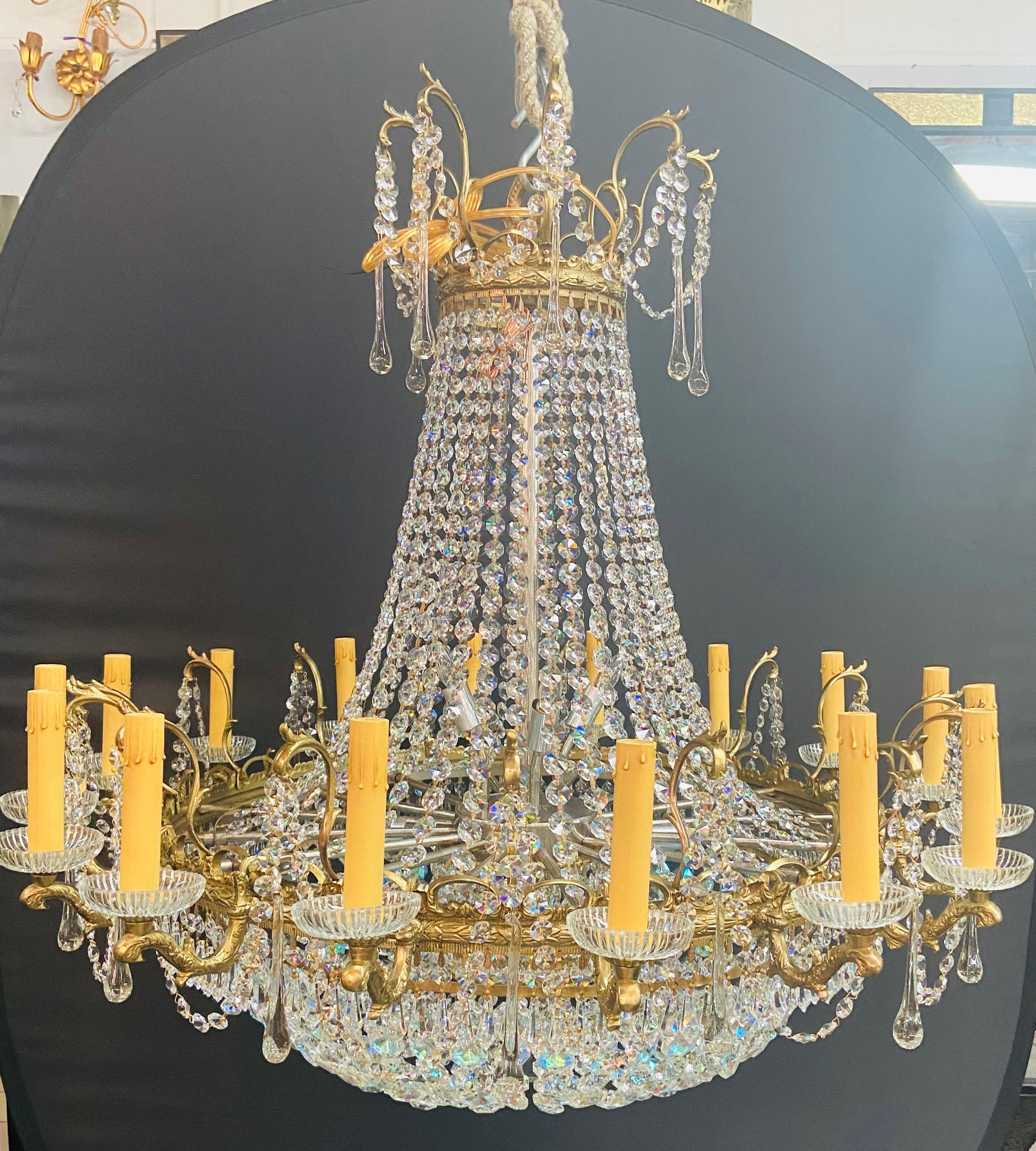 Français Grand lustre en bronze et cristal de style Empire Louis XVI du 19e siècle en vente