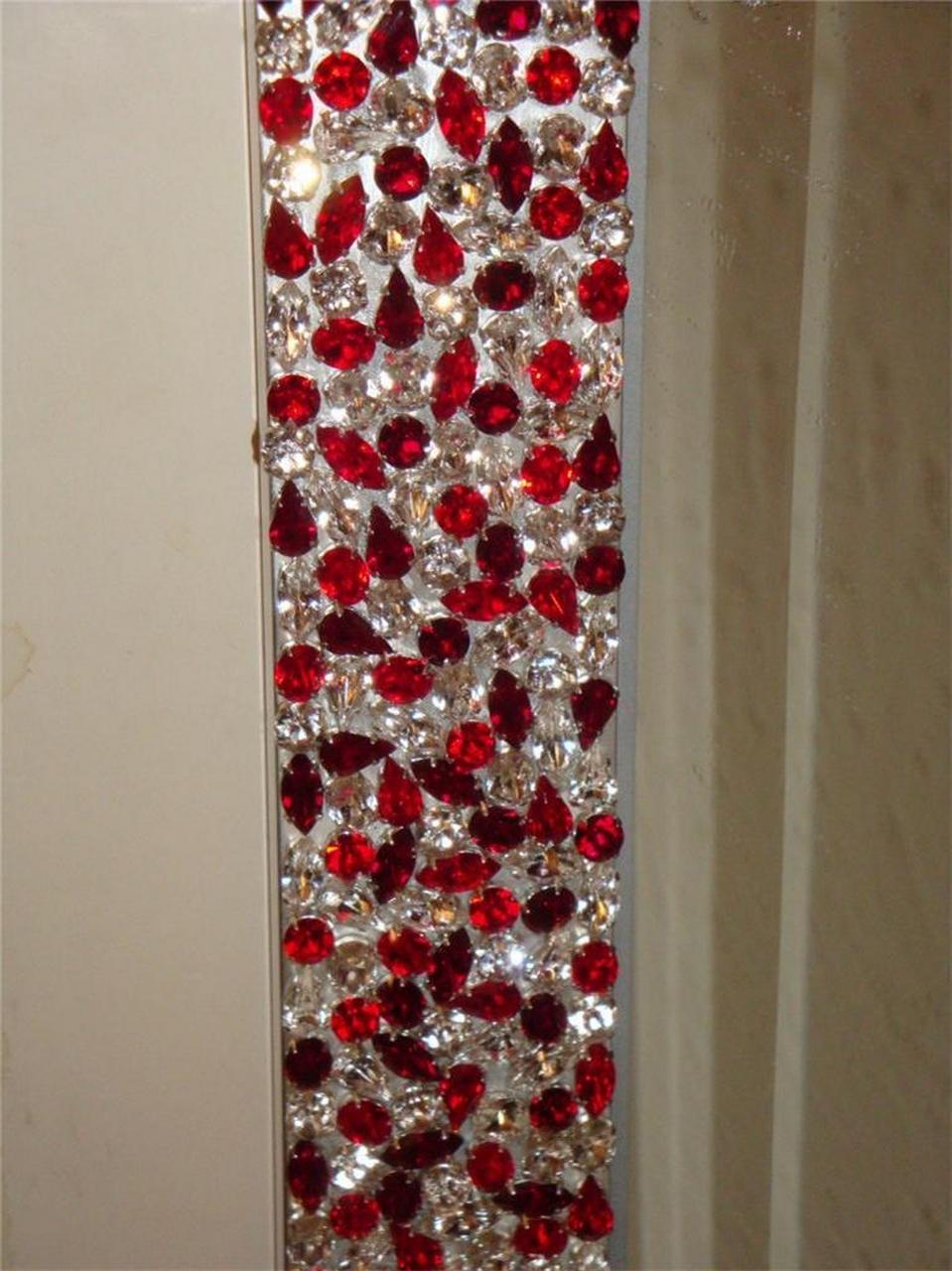 Espejo Floral con Elementos de Cristal de Rubí de Swarovski, Raro y Precioso en Bueno estado para la venta en New York, NY