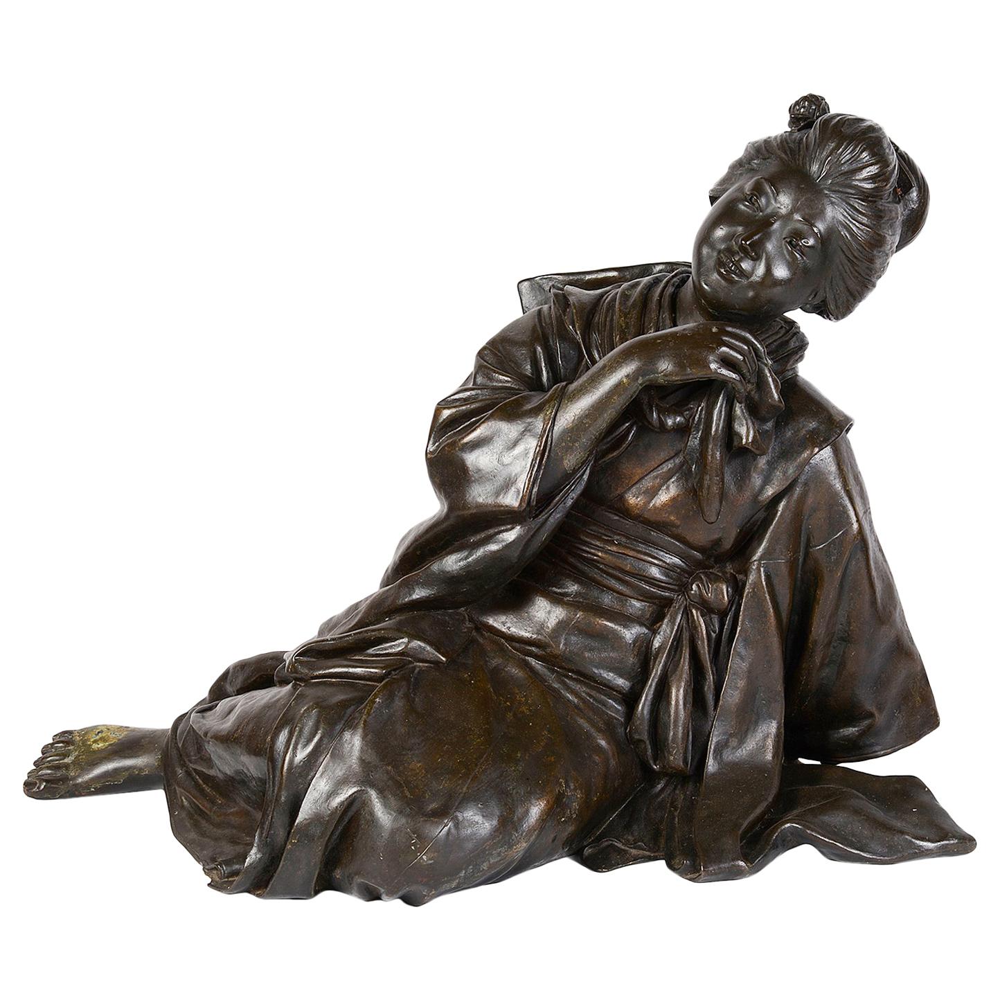 Grand bronze rare de la période Meiji représentant une femme allongée