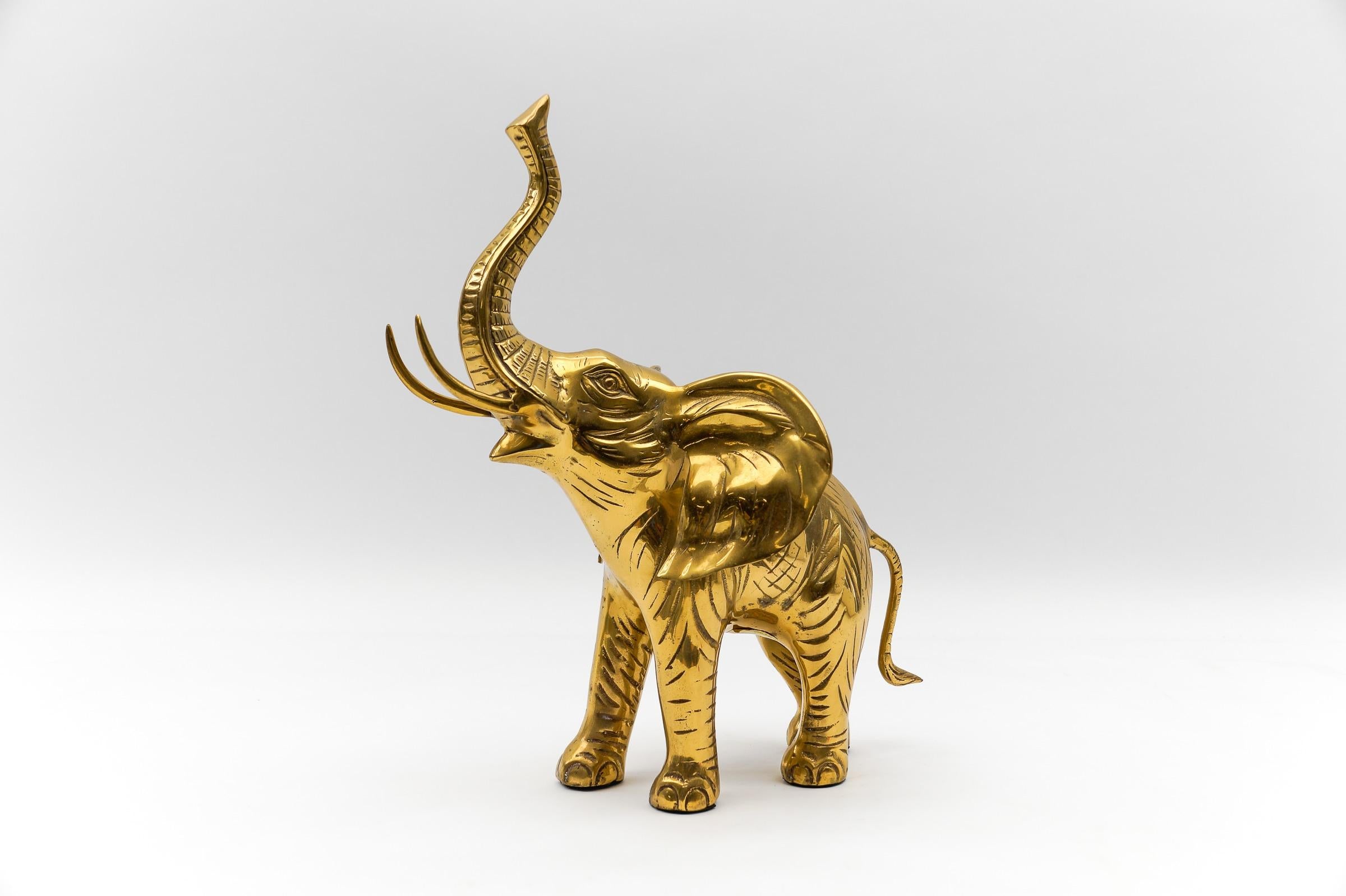 Rare Large Mid-Century Modern Brass Elephant, 1960s

The proportions are wonderfully genuine, the horse amazingly high and the eye-catcher par excellence.

One ear is partially missing, slight cracks here and there, see pictures.
