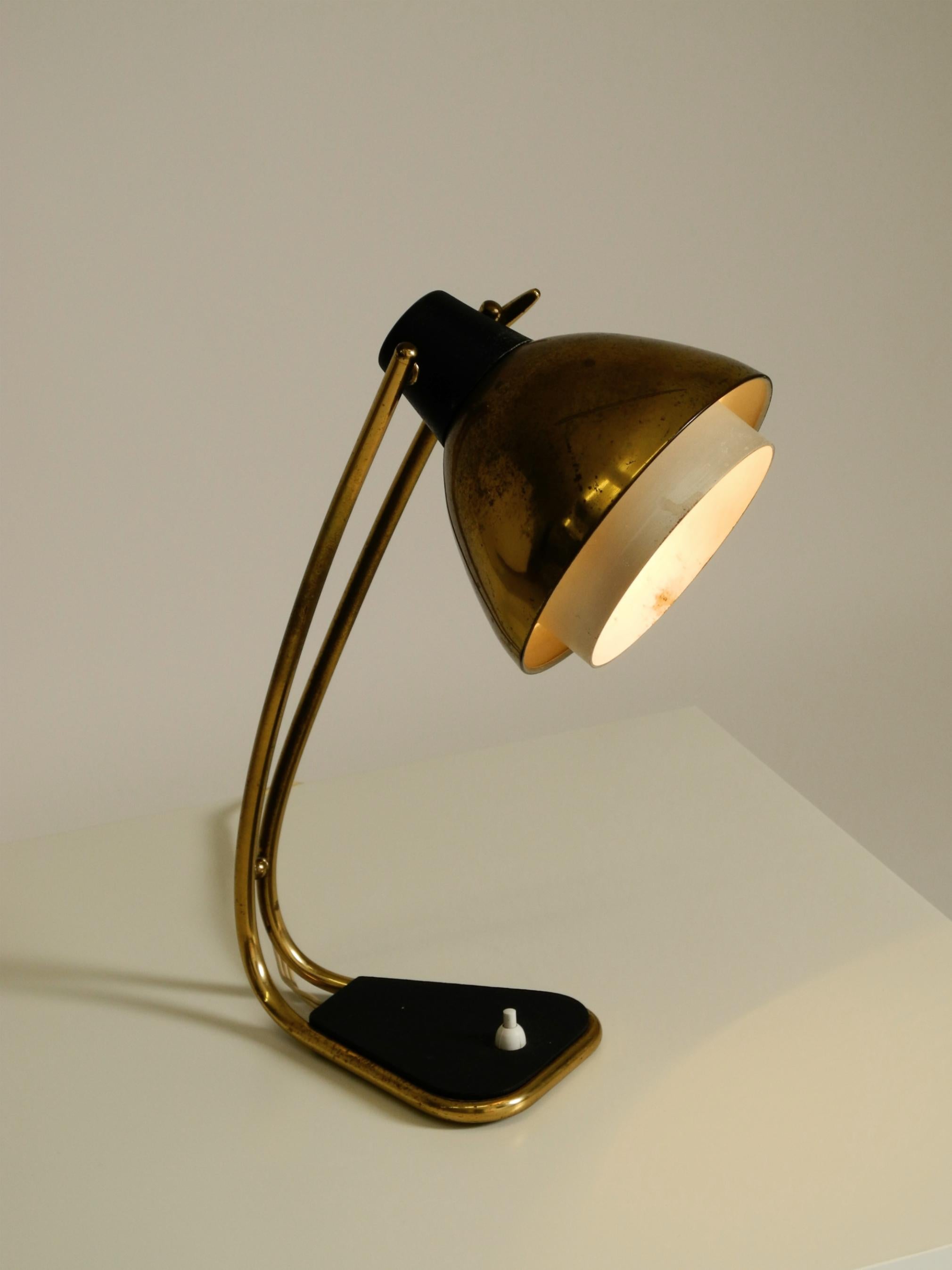 Rare grande lampe de table en laiton de style moderne du milieu du siècle avec une belle patine. en vente 6