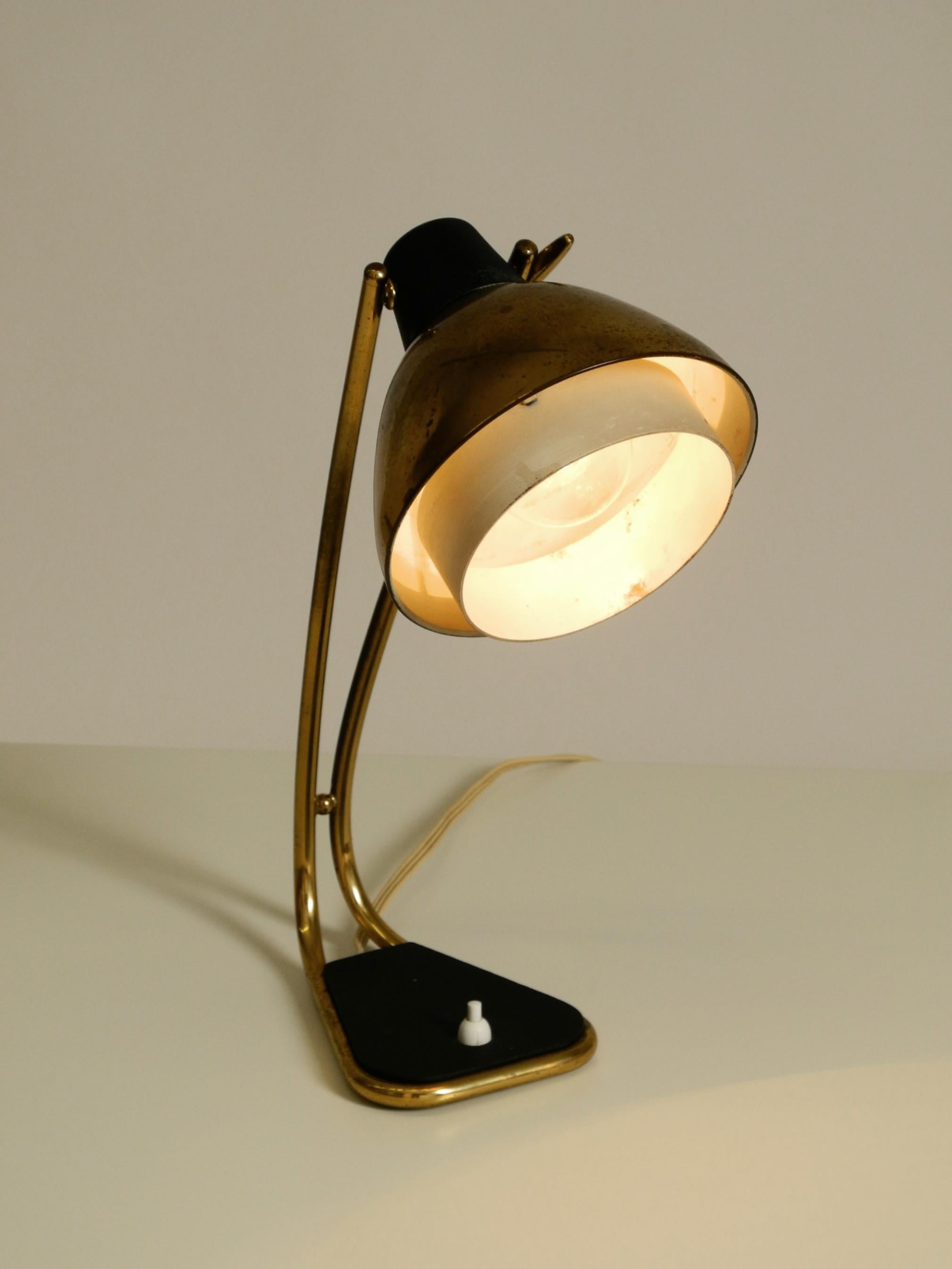 Rare grande lampe de table en laiton de style moderne du milieu du siècle avec une belle patine. en vente 7