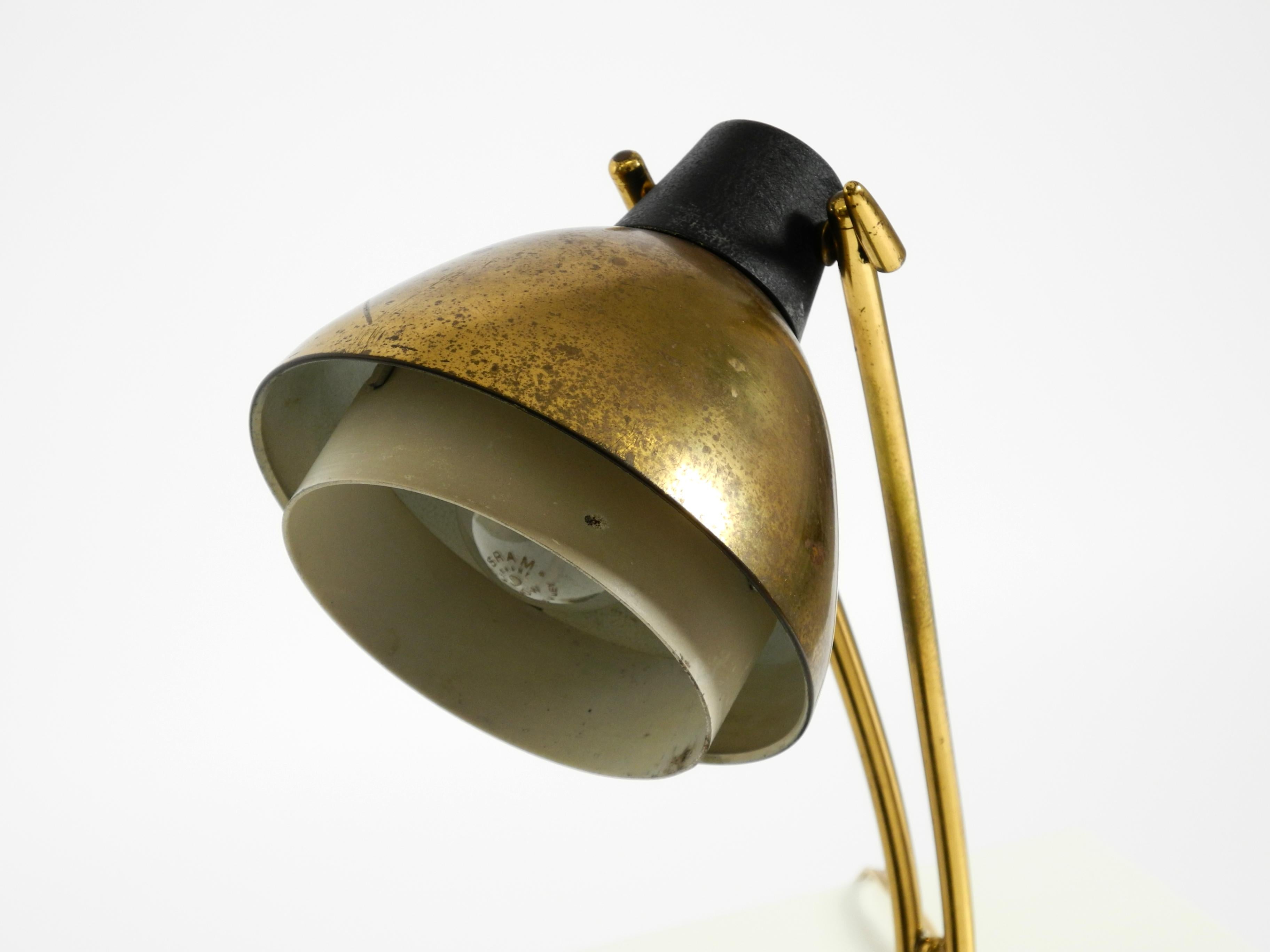 Rare grande lampe de table en laiton de style moderne du milieu du siècle avec une belle patine. en vente 8