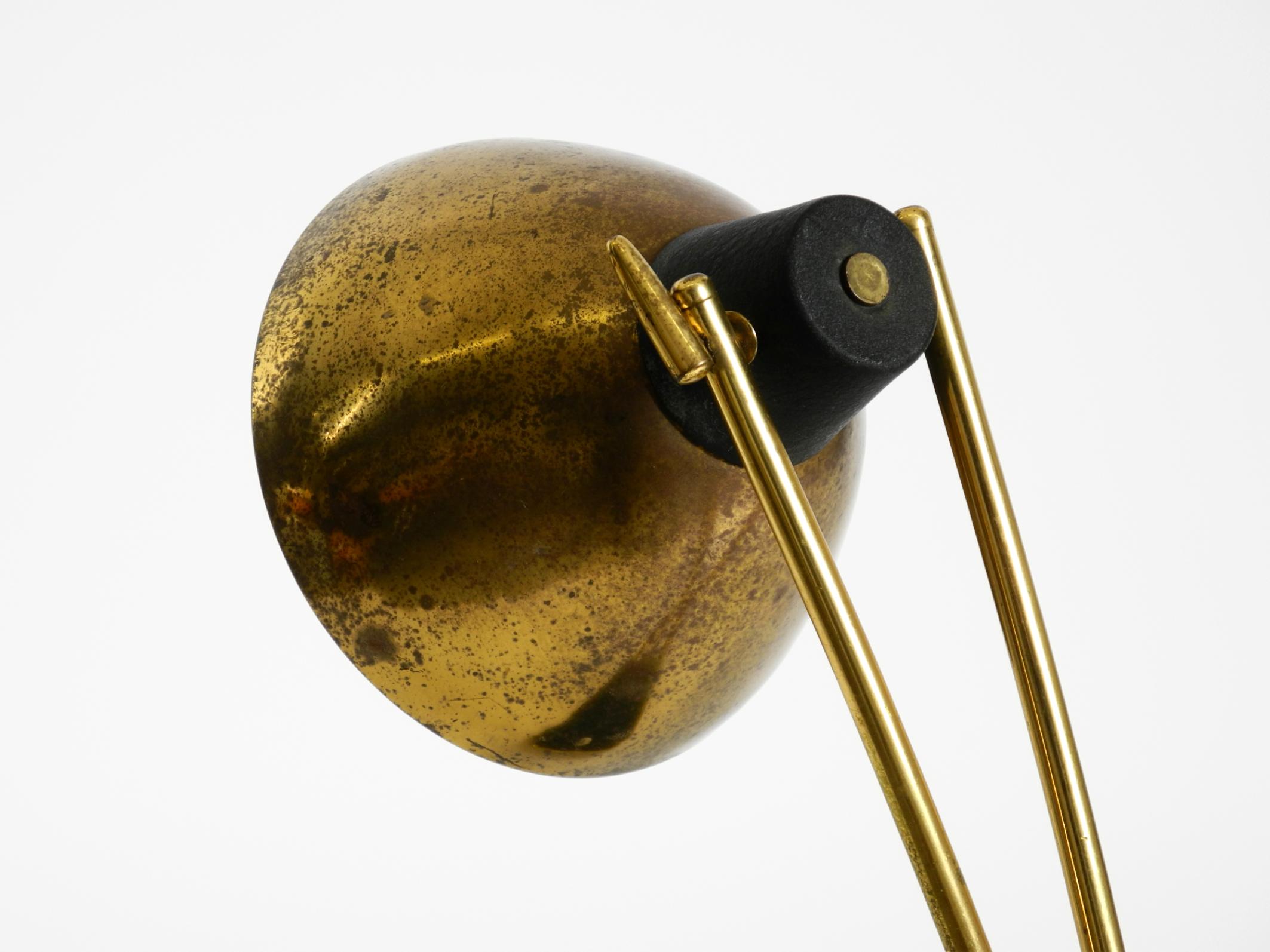 Rare grande lampe de table en laiton de style moderne du milieu du siècle avec une belle patine. en vente 10