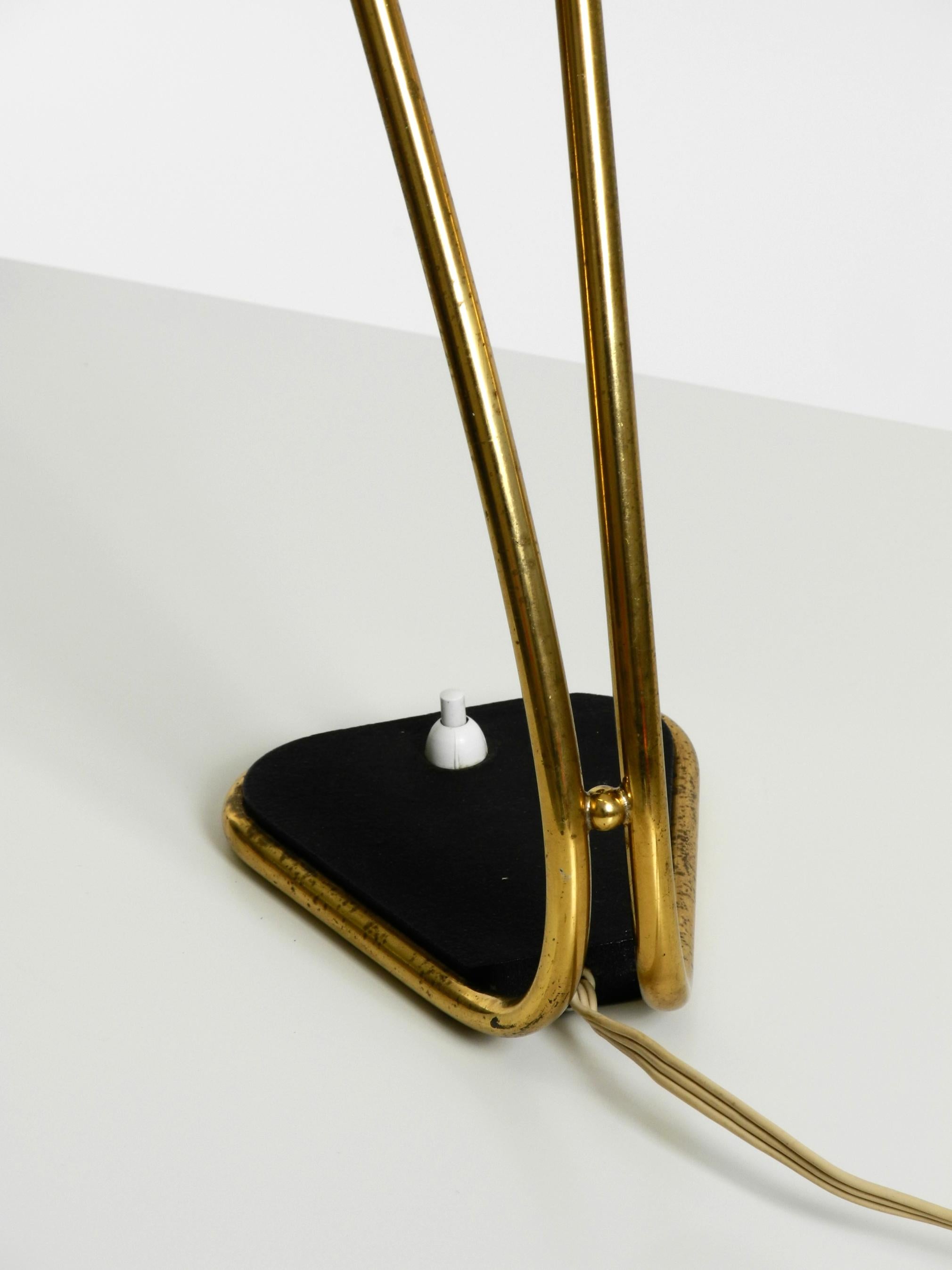 Rare grande lampe de table en laiton de style moderne du milieu du siècle avec une belle patine. en vente 11