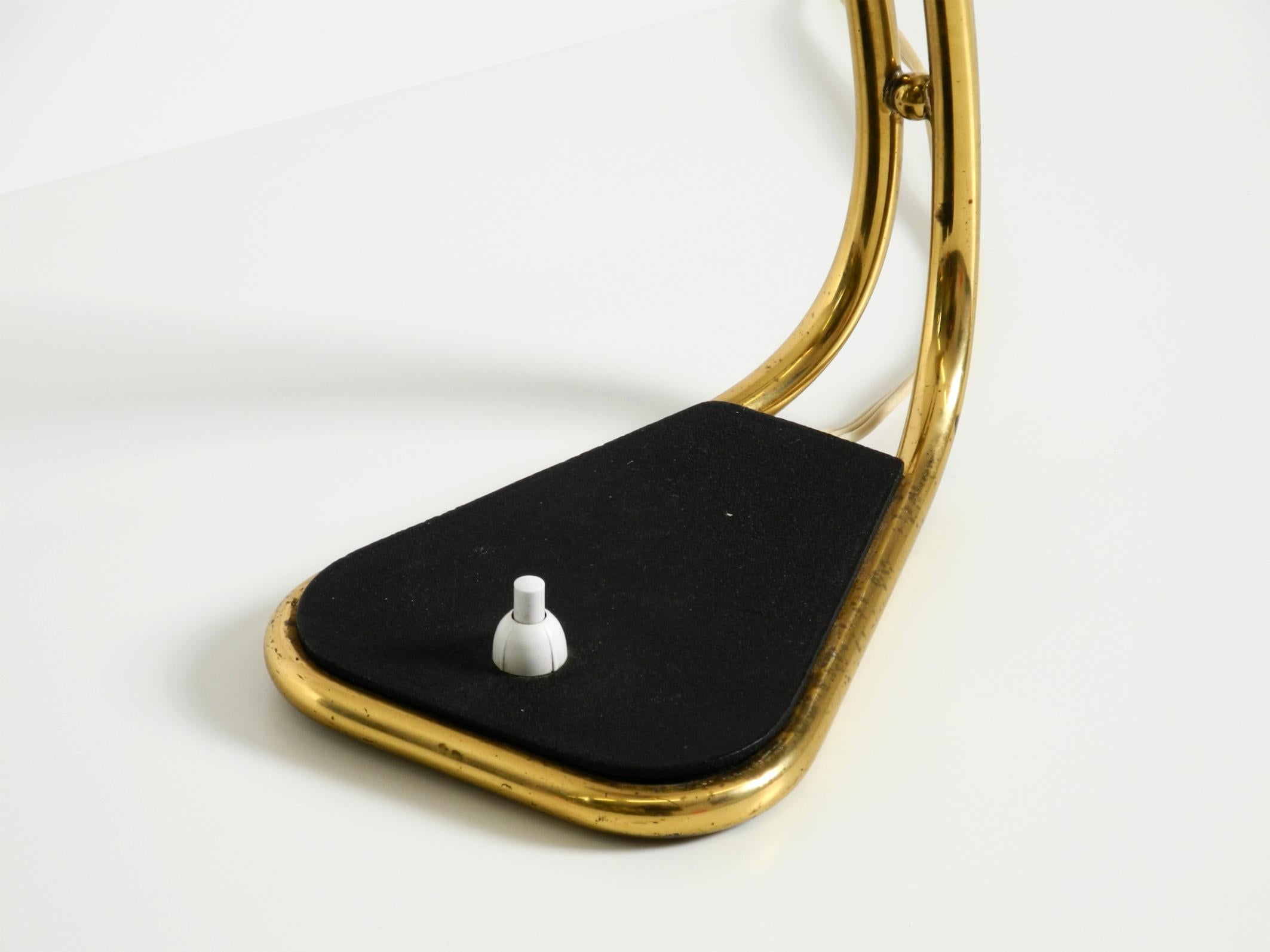 Rare grande lampe de table en laiton de style moderne du milieu du siècle avec une belle patine. en vente 12