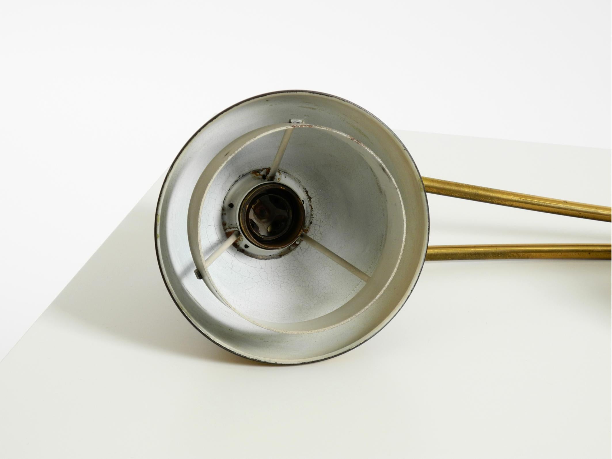 Rare grande lampe de table en laiton de style moderne du milieu du siècle avec une belle patine. en vente 13