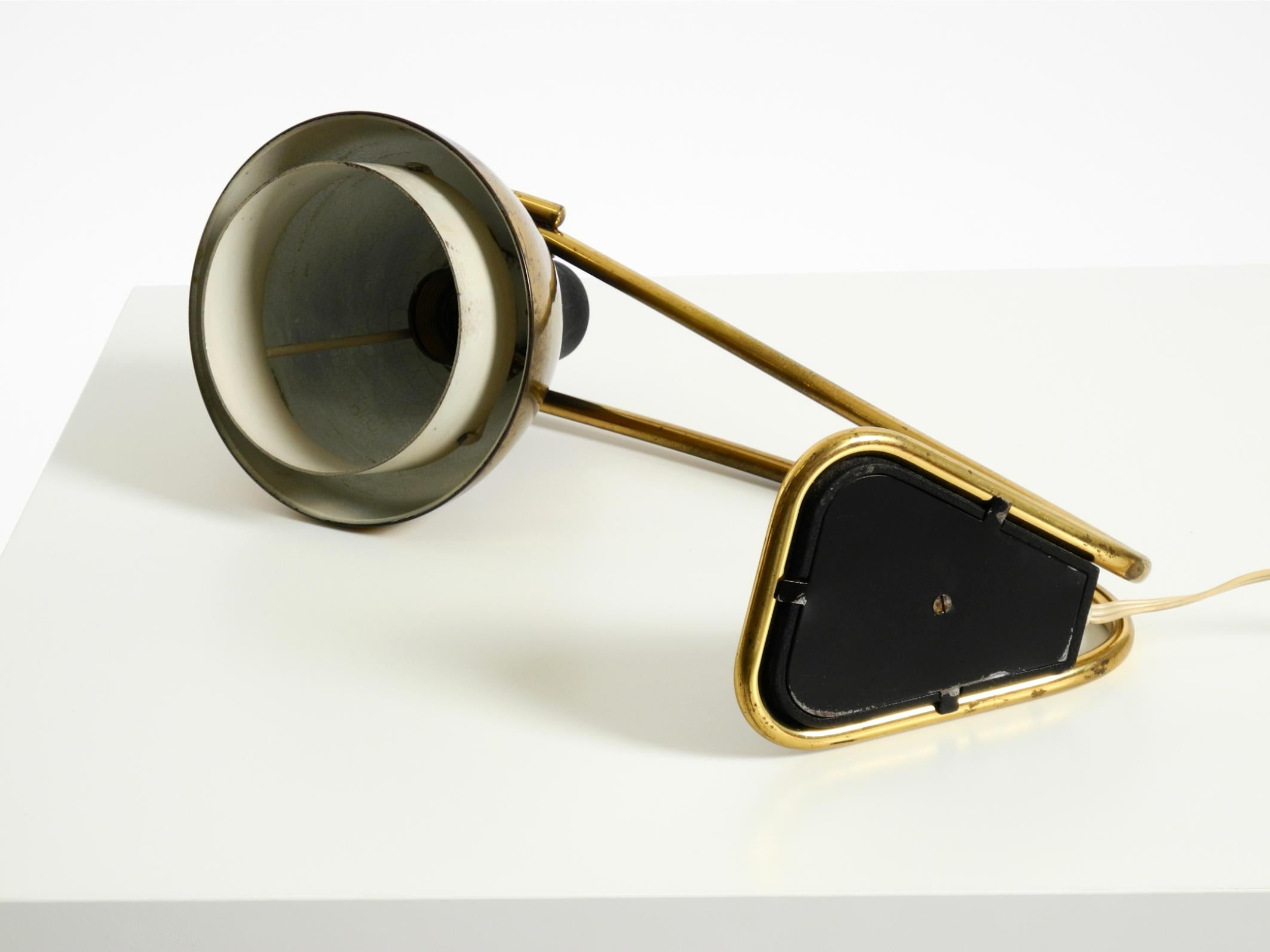 Rare grande lampe de table en laiton de style moderne du milieu du siècle avec une belle patine. en vente 14