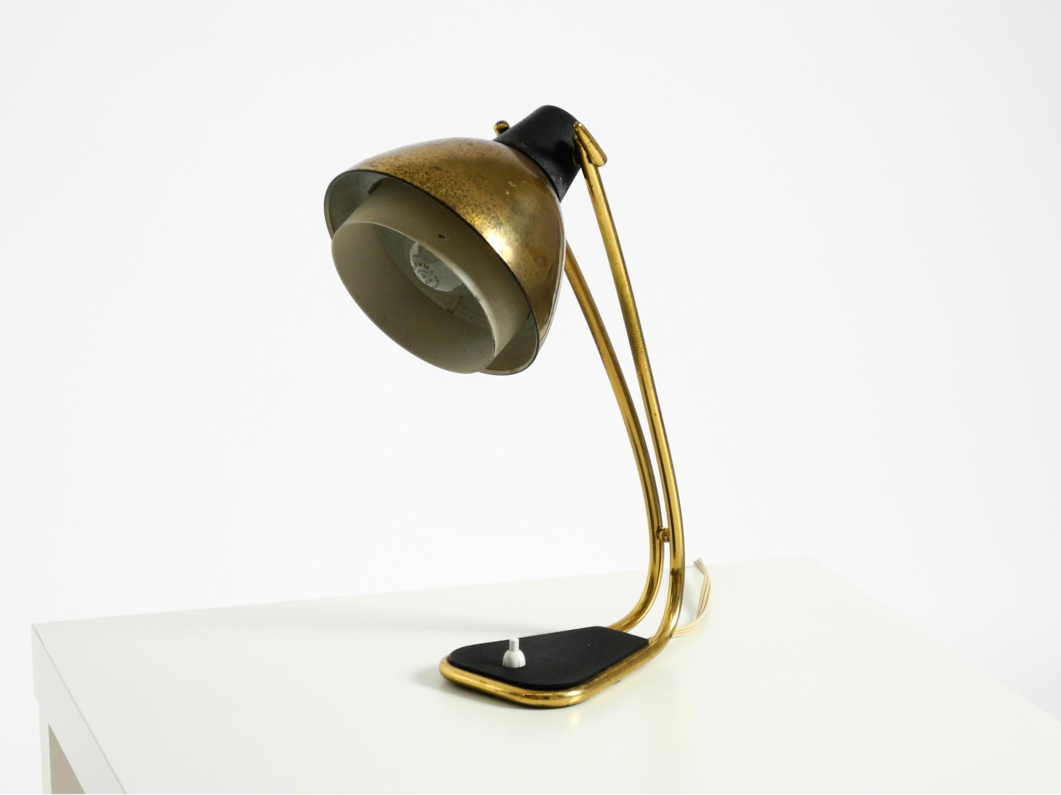 Milieu du XXe siècle Rare grande lampe de table en laiton de style moderne du milieu du siècle avec une belle patine. en vente
