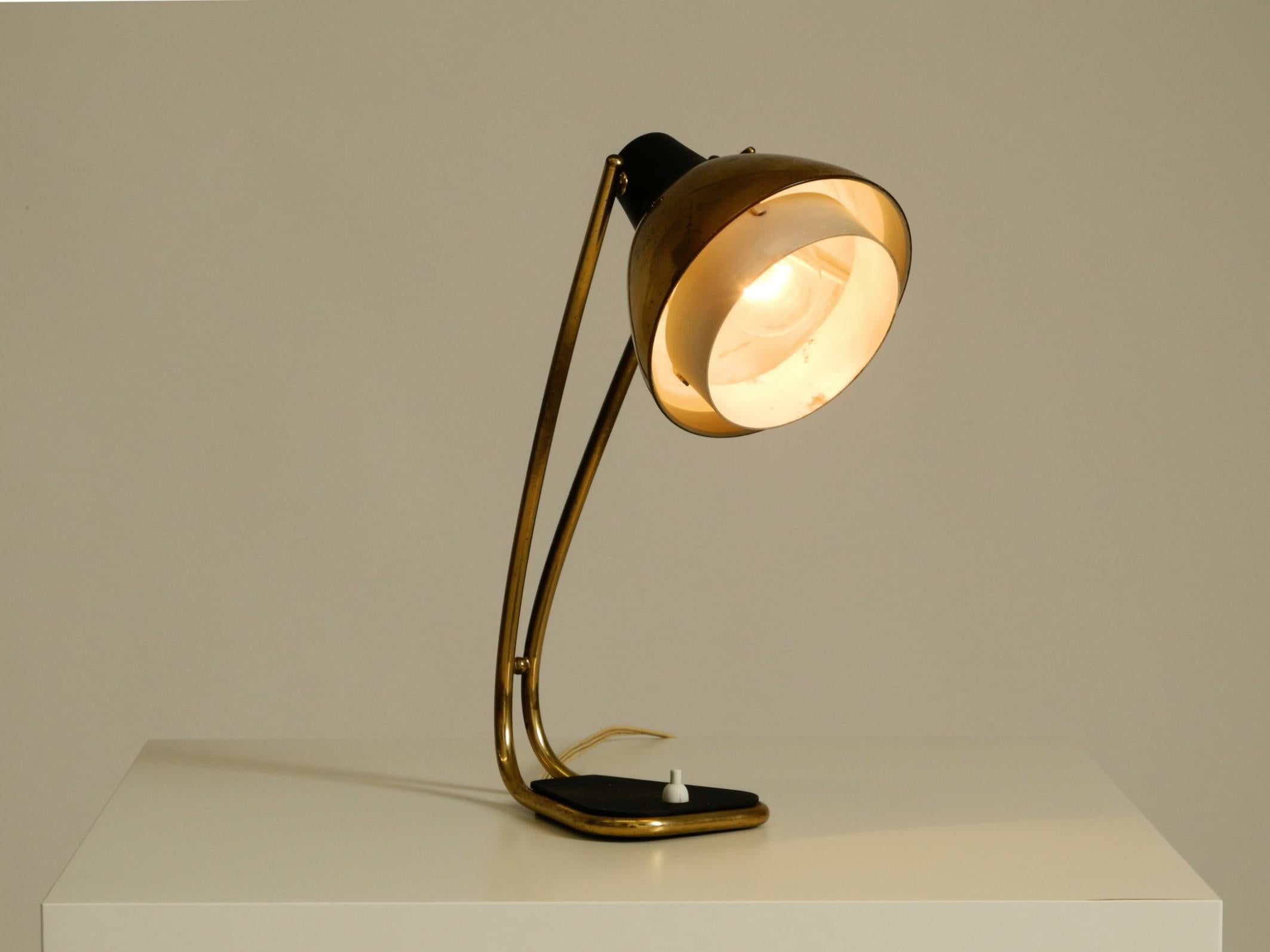 Métal Rare grande lampe de table en laiton de style moderne du milieu du siècle avec une belle patine. en vente