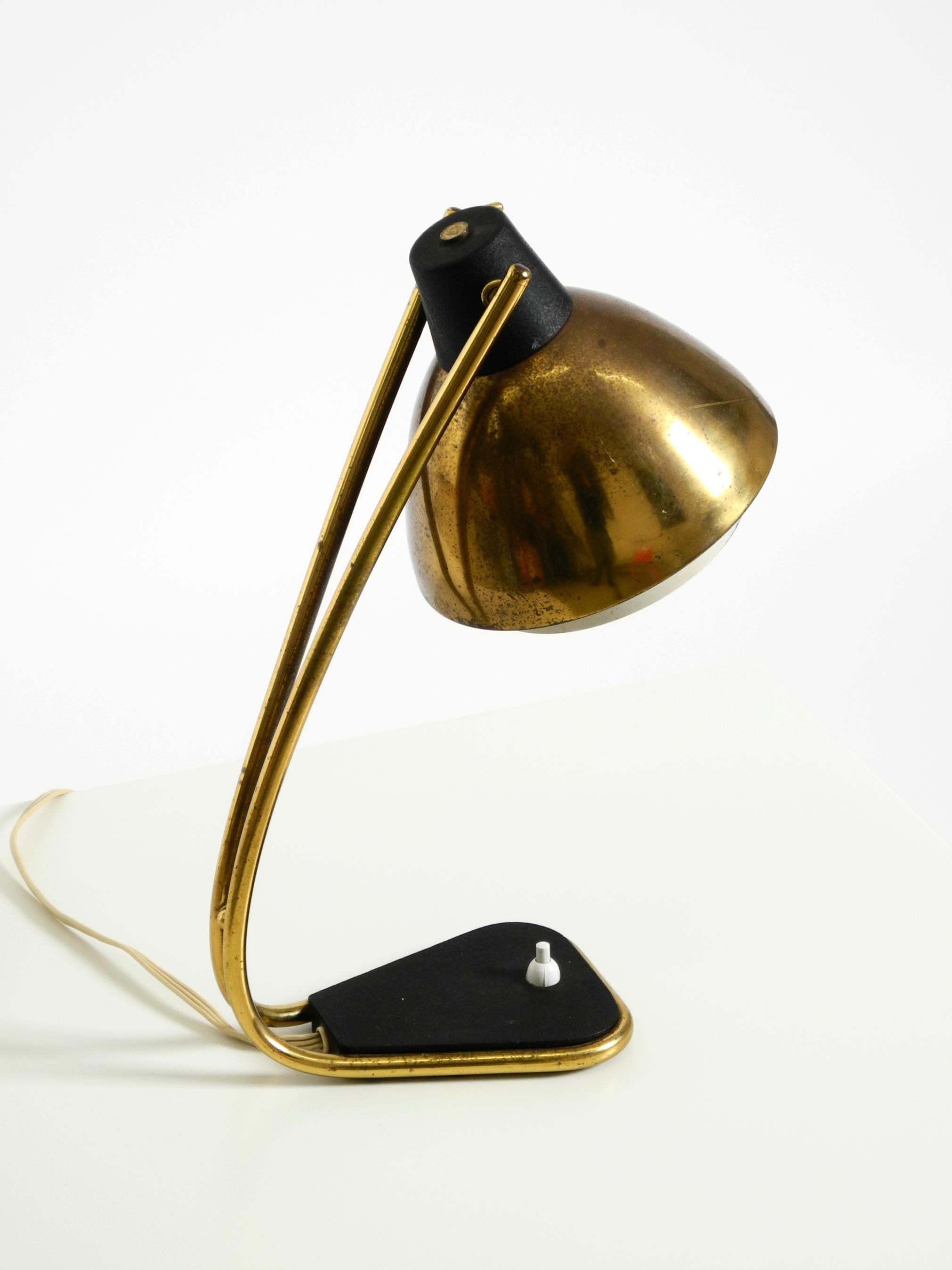 Rare grande lampe de table en laiton de style moderne du milieu du siècle avec une belle patine. en vente 1