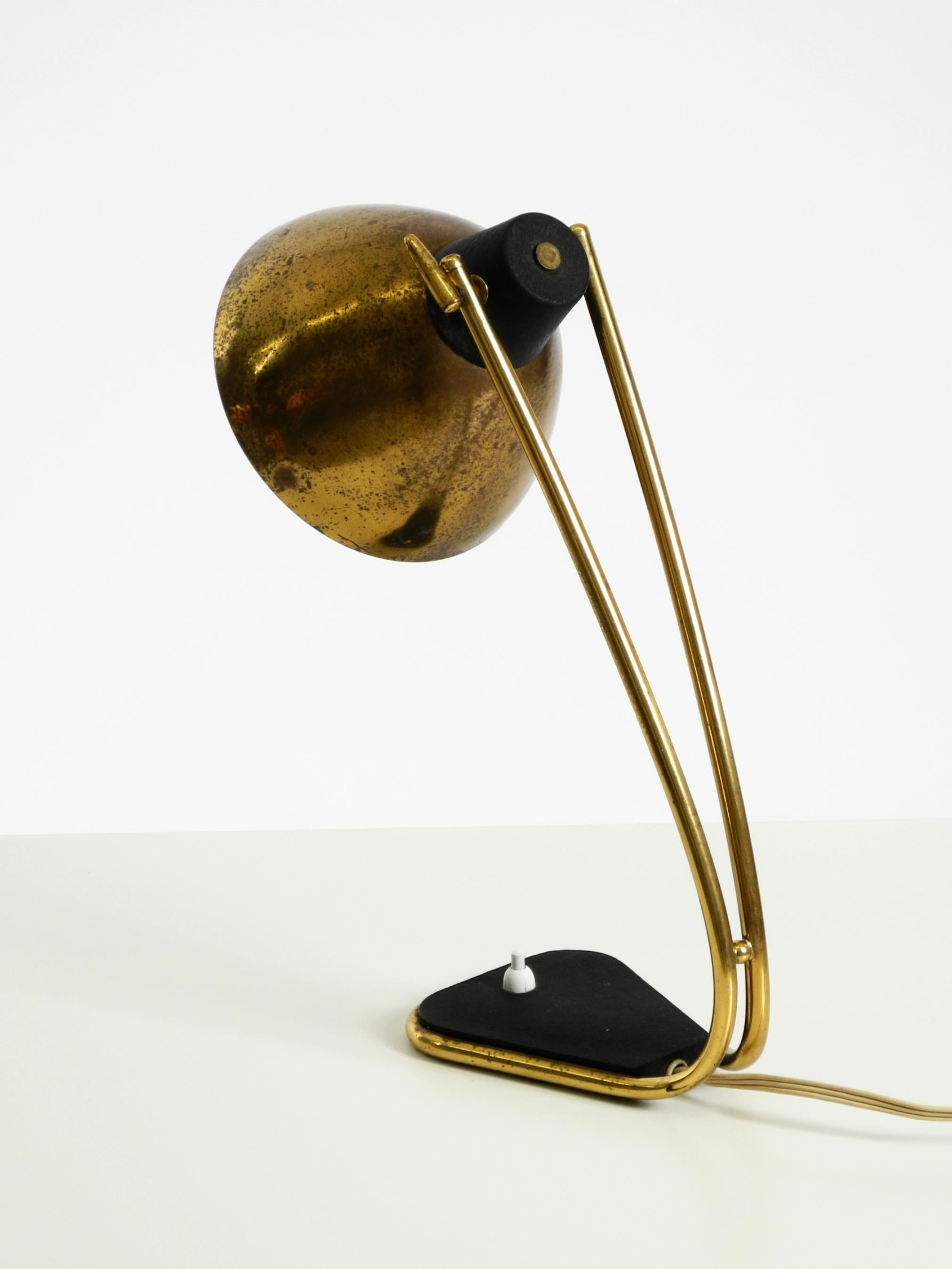 Rare grande lampe de table en laiton de style moderne du milieu du siècle avec une belle patine. en vente 3