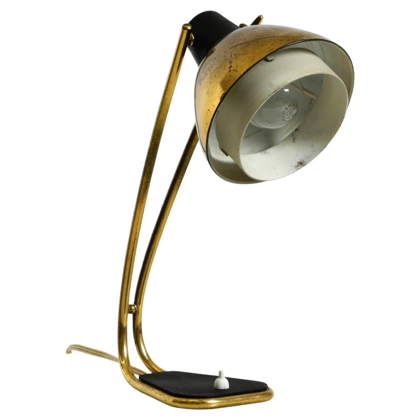 Rare grande lampe de table en laiton de style moderne du milieu du siècle avec une belle patine.