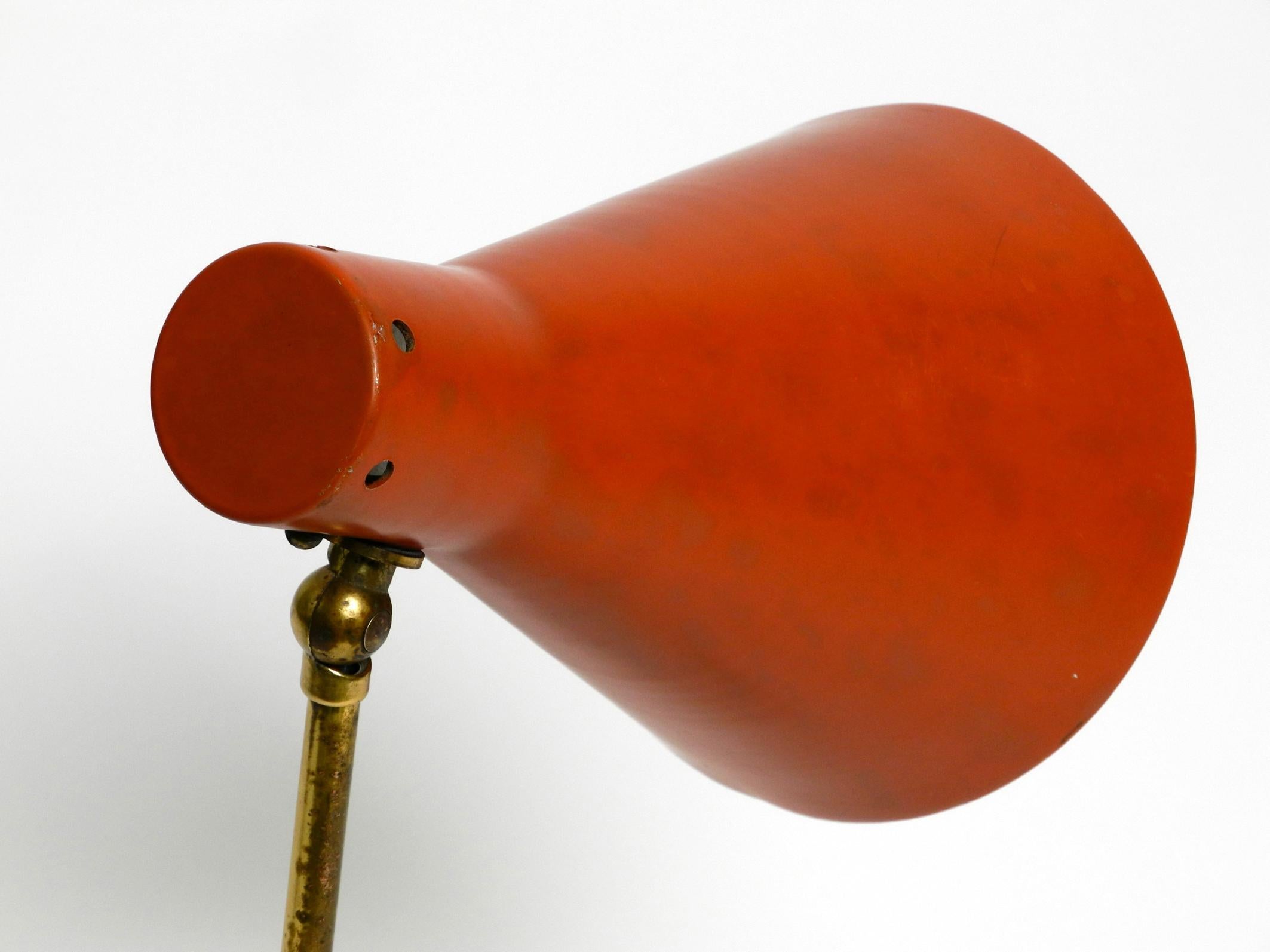 Rare grande lampe de table en laiton moderne du milieu du siècle avec abat-jour rouge brique en vente 7