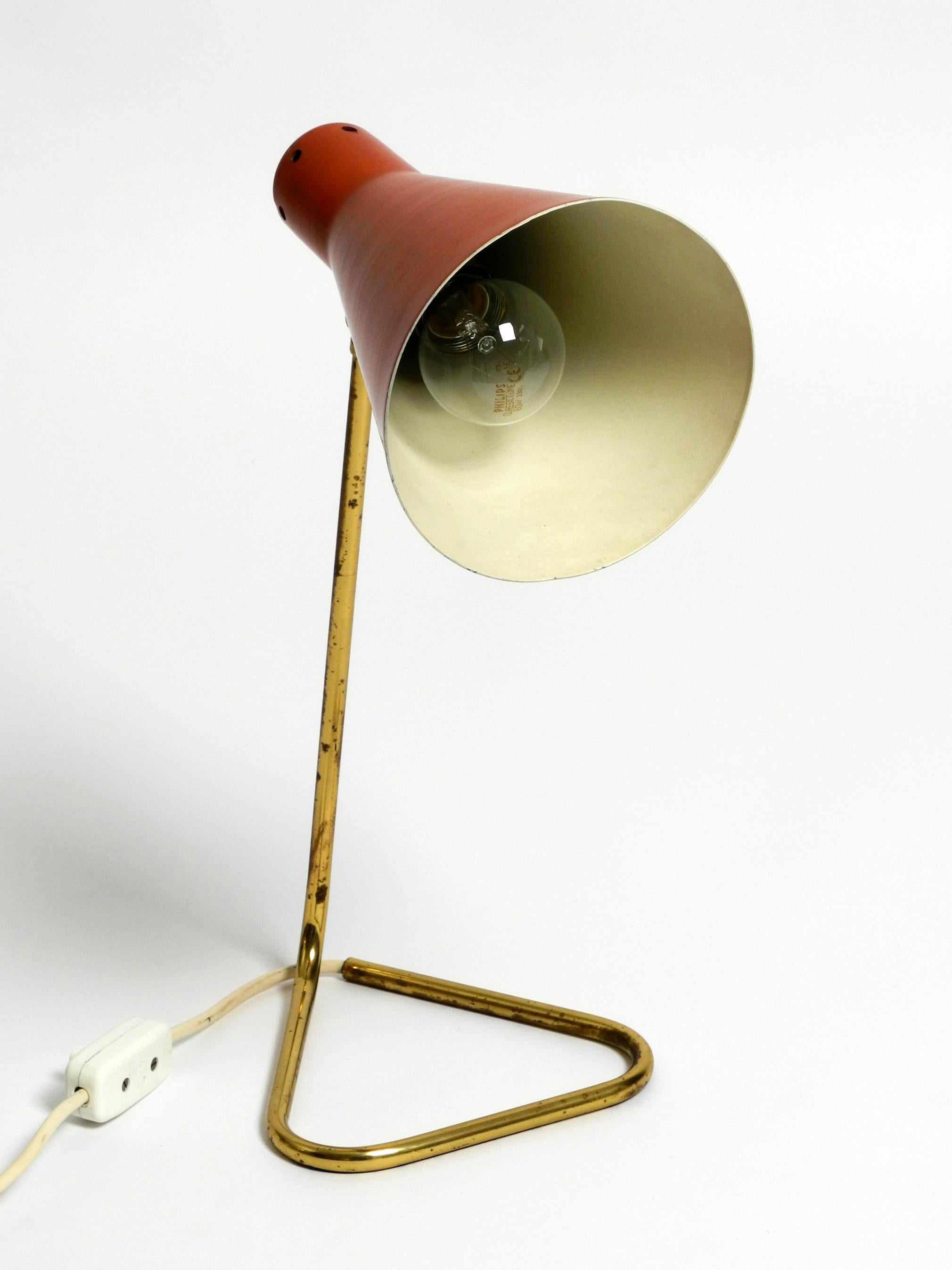 Rare grande lampe de table en laiton moderne du milieu du siècle avec abat-jour rouge brique en vente 8