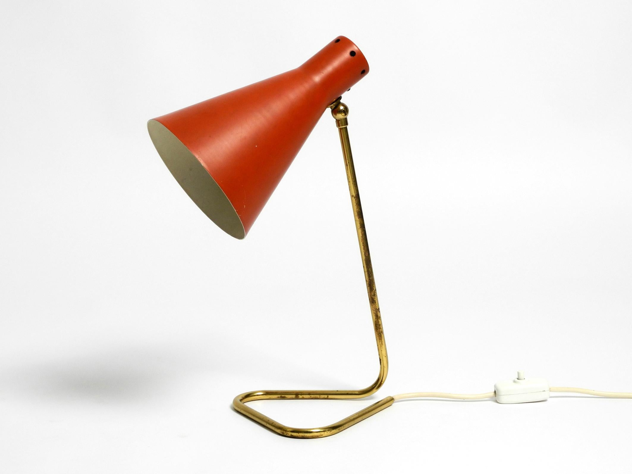 Rare grande lampe de table en laiton moderne du milieu du siècle avec abat-jour rouge brique en vente 11