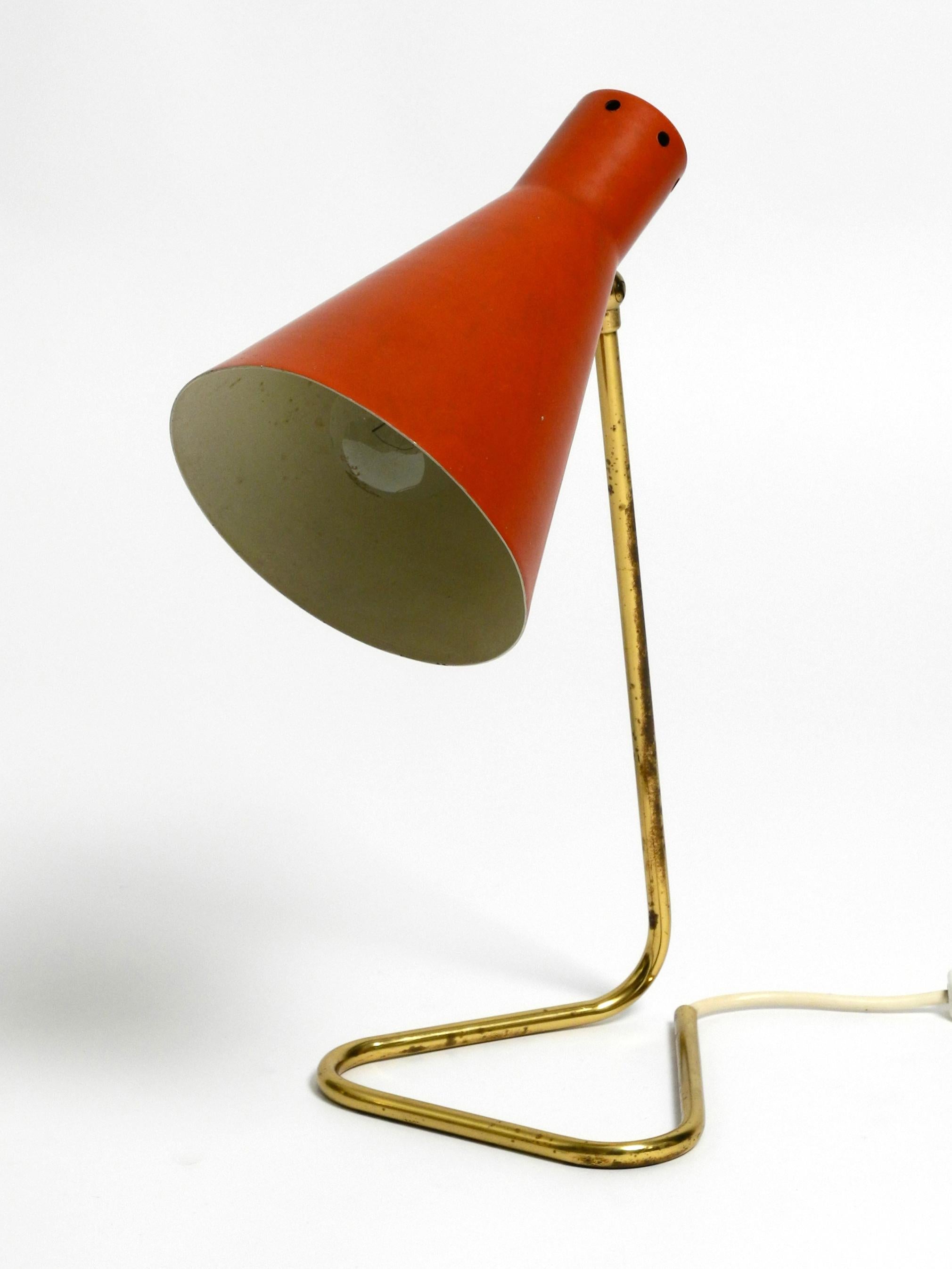 Rare grande lampe de table en laiton moderne du milieu du siècle avec abat-jour rouge brique en vente 12
