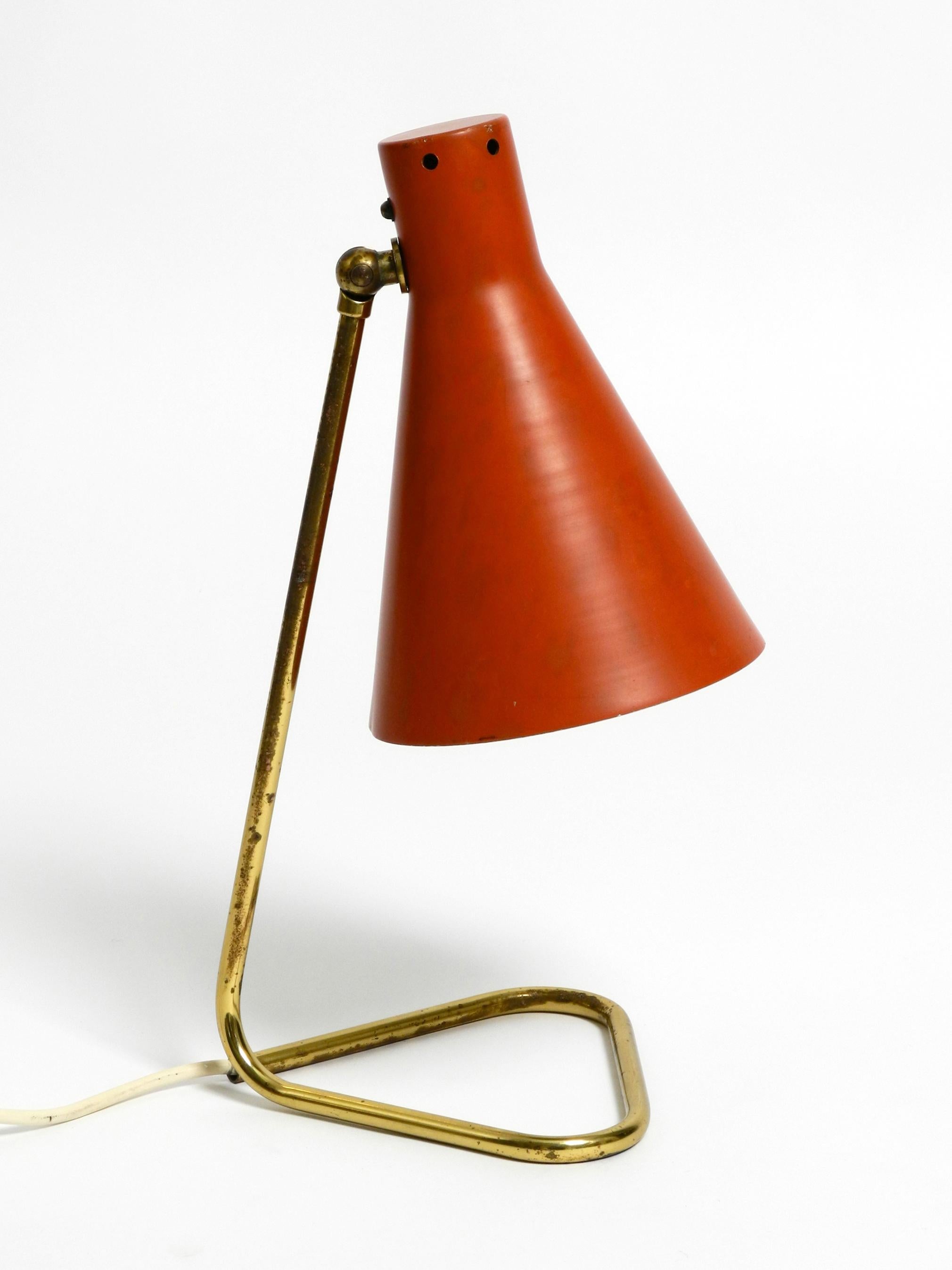 italien Rare grande lampe de table en laiton moderne du milieu du siècle avec abat-jour rouge brique en vente