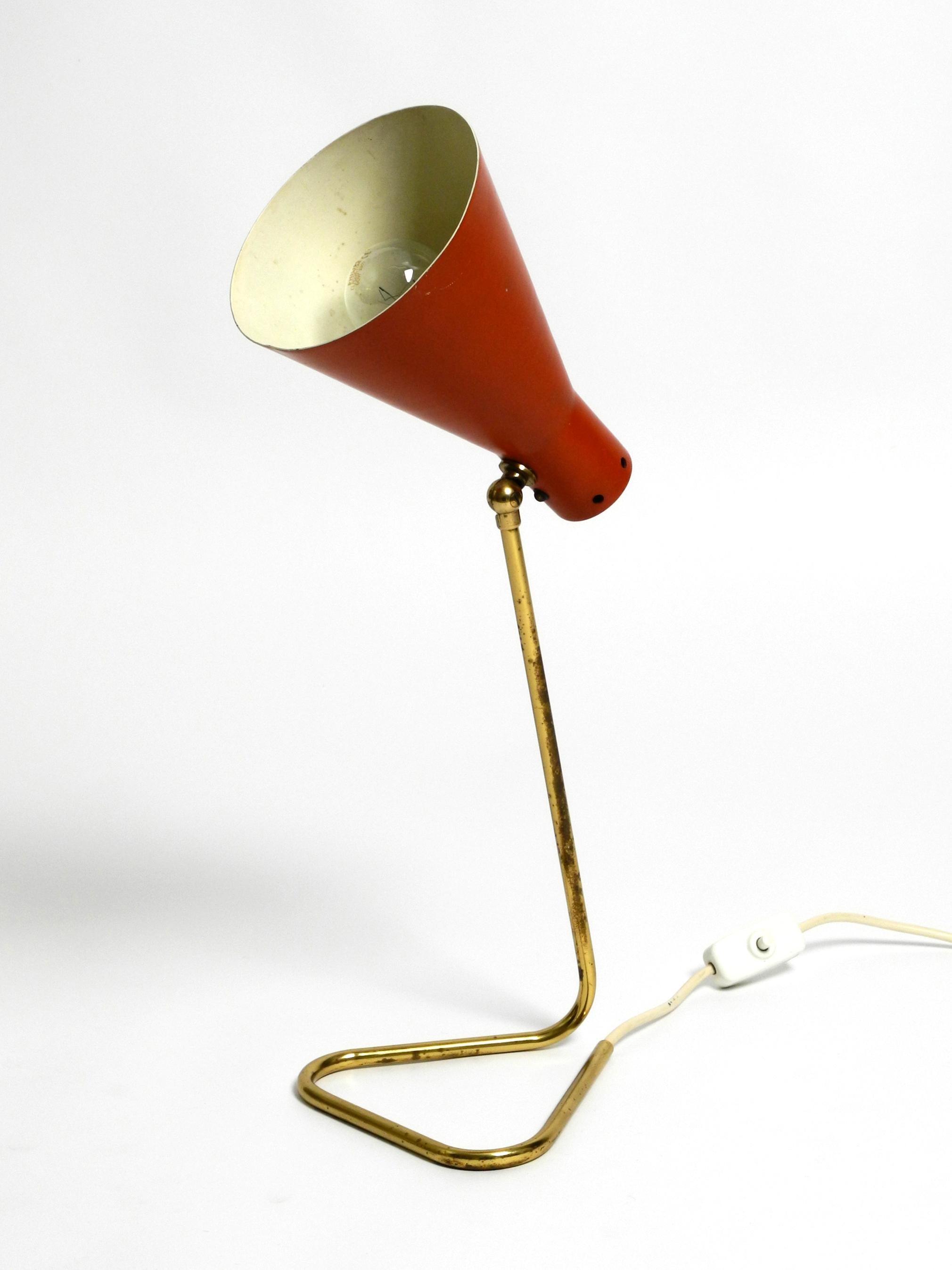 Rare grande lampe de table en laiton moderne du milieu du siècle avec abat-jour rouge brique Bon état - En vente à München, DE