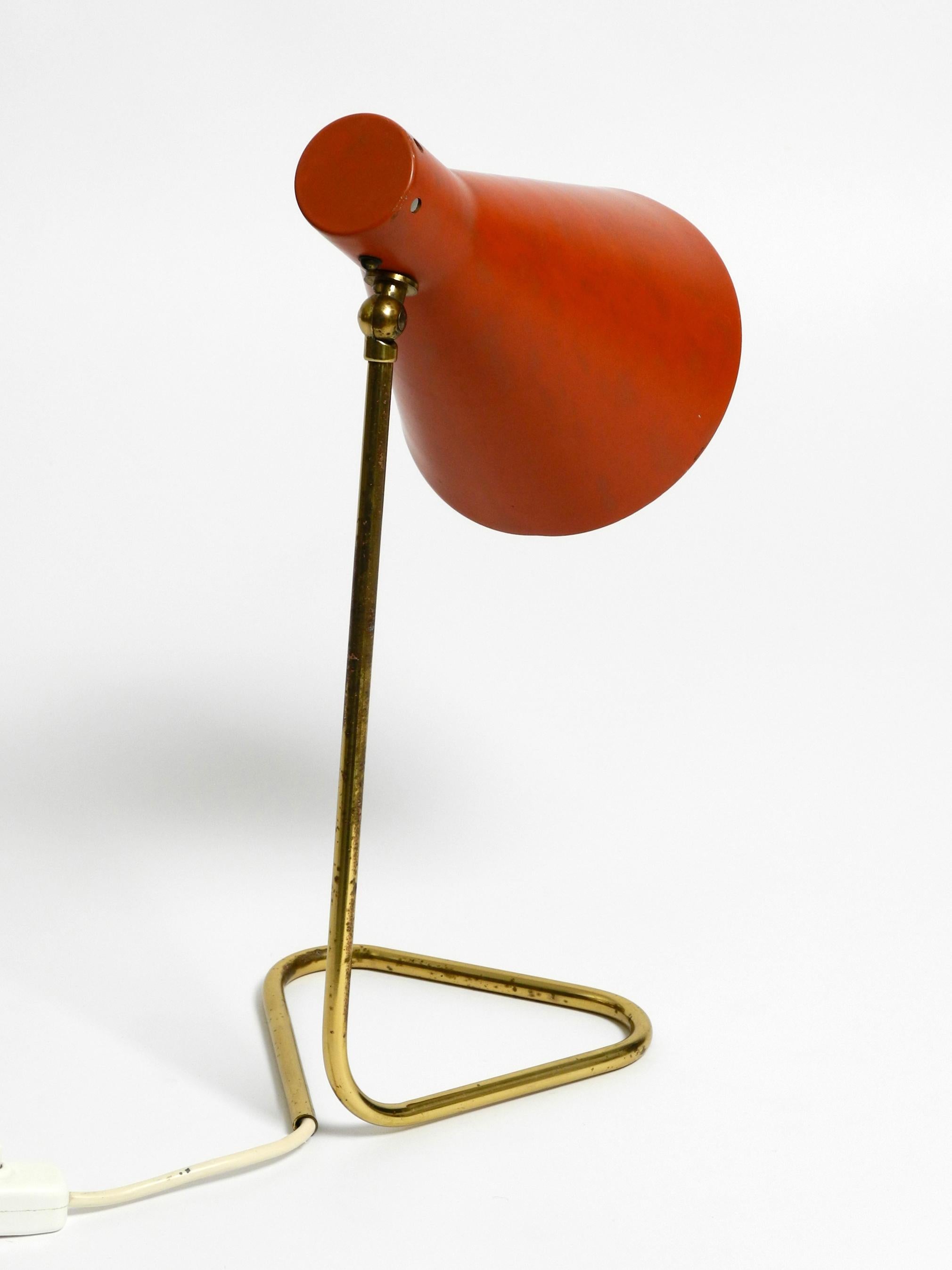 Milieu du XXe siècle Rare grande lampe de table en laiton moderne du milieu du siècle avec abat-jour rouge brique en vente
