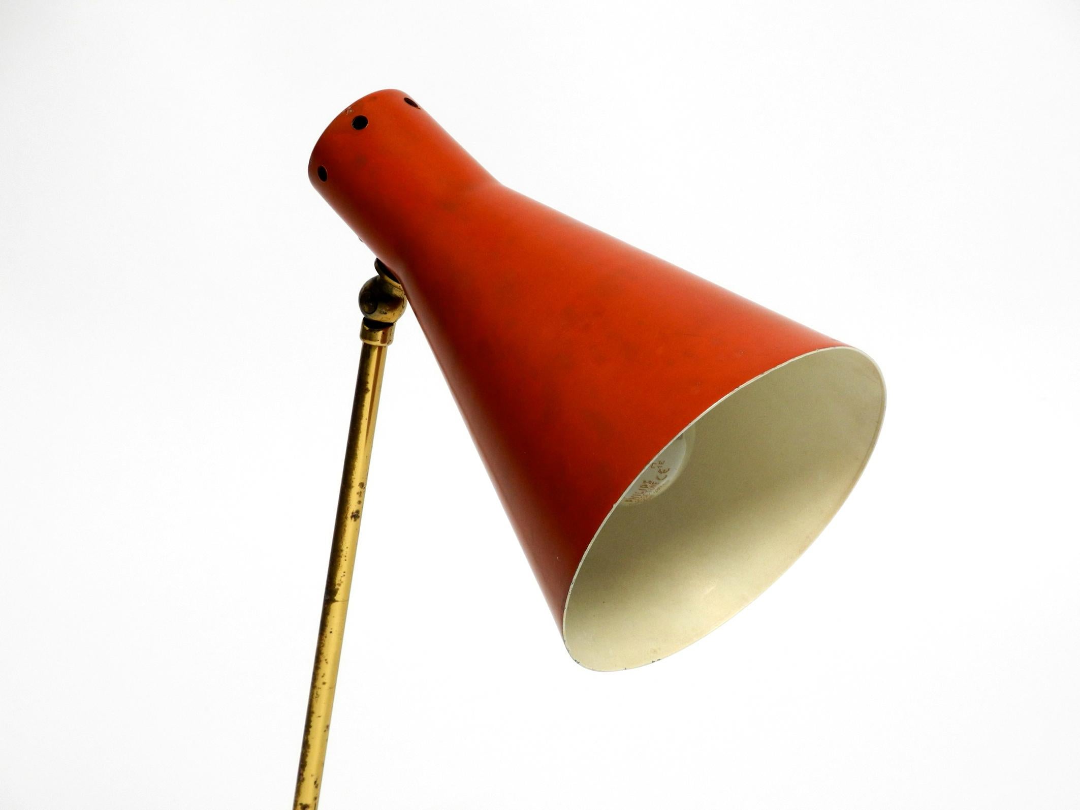 Rare grande lampe de table en laiton moderne du milieu du siècle avec abat-jour rouge brique en vente 1