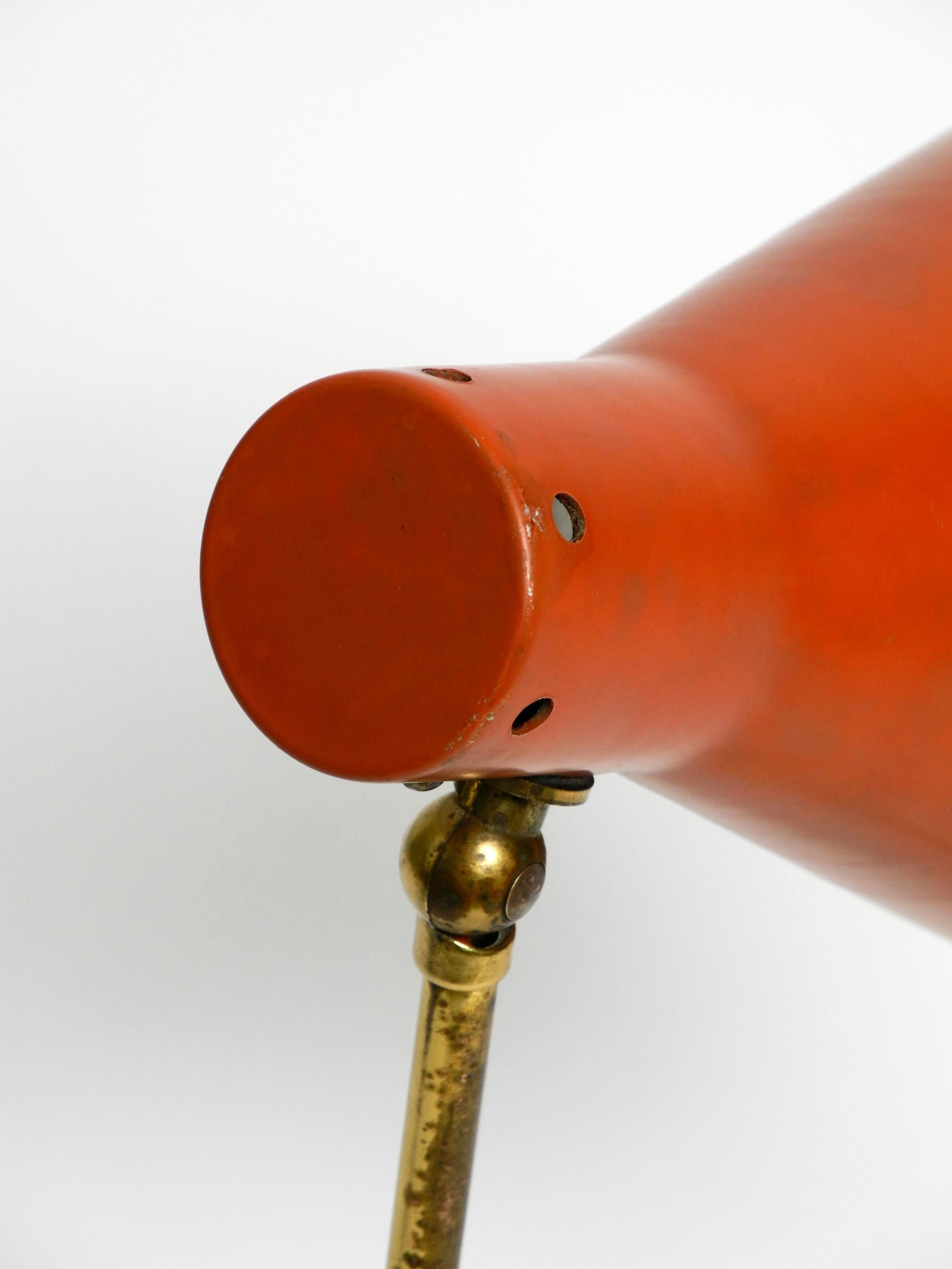 Rare grande lampe de table en laiton moderne du milieu du siècle avec abat-jour rouge brique en vente 2