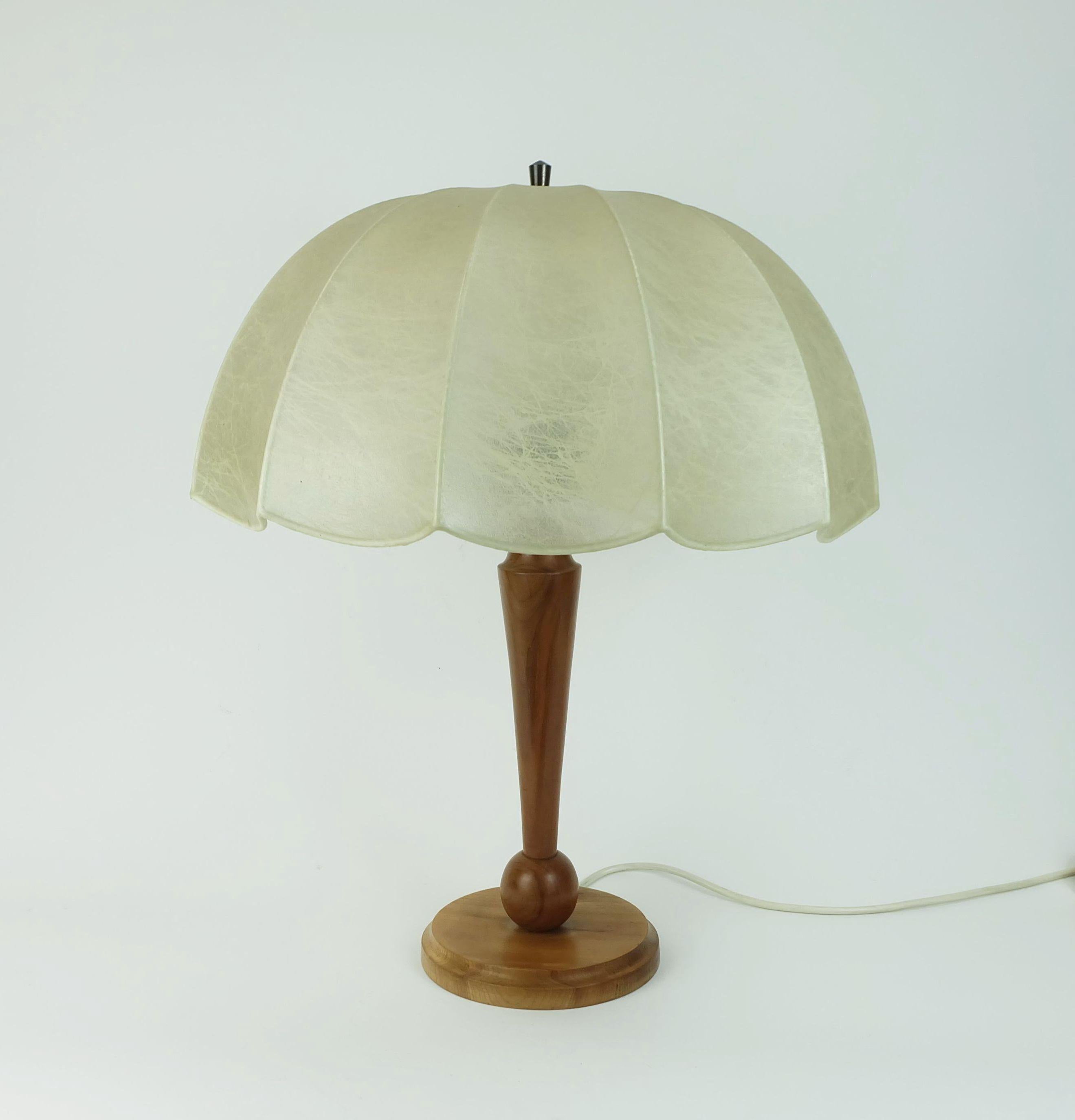 Excepcional lámpara de mesa grande de los años 60-70. Sin etiqueta, fabricante muy probablemente Goldkant-Leuchten Fritz Wauer Wuppertal Alemania. El material de la pantalla capullo es una especie de piel de resina sobre un armazón de metal; la base