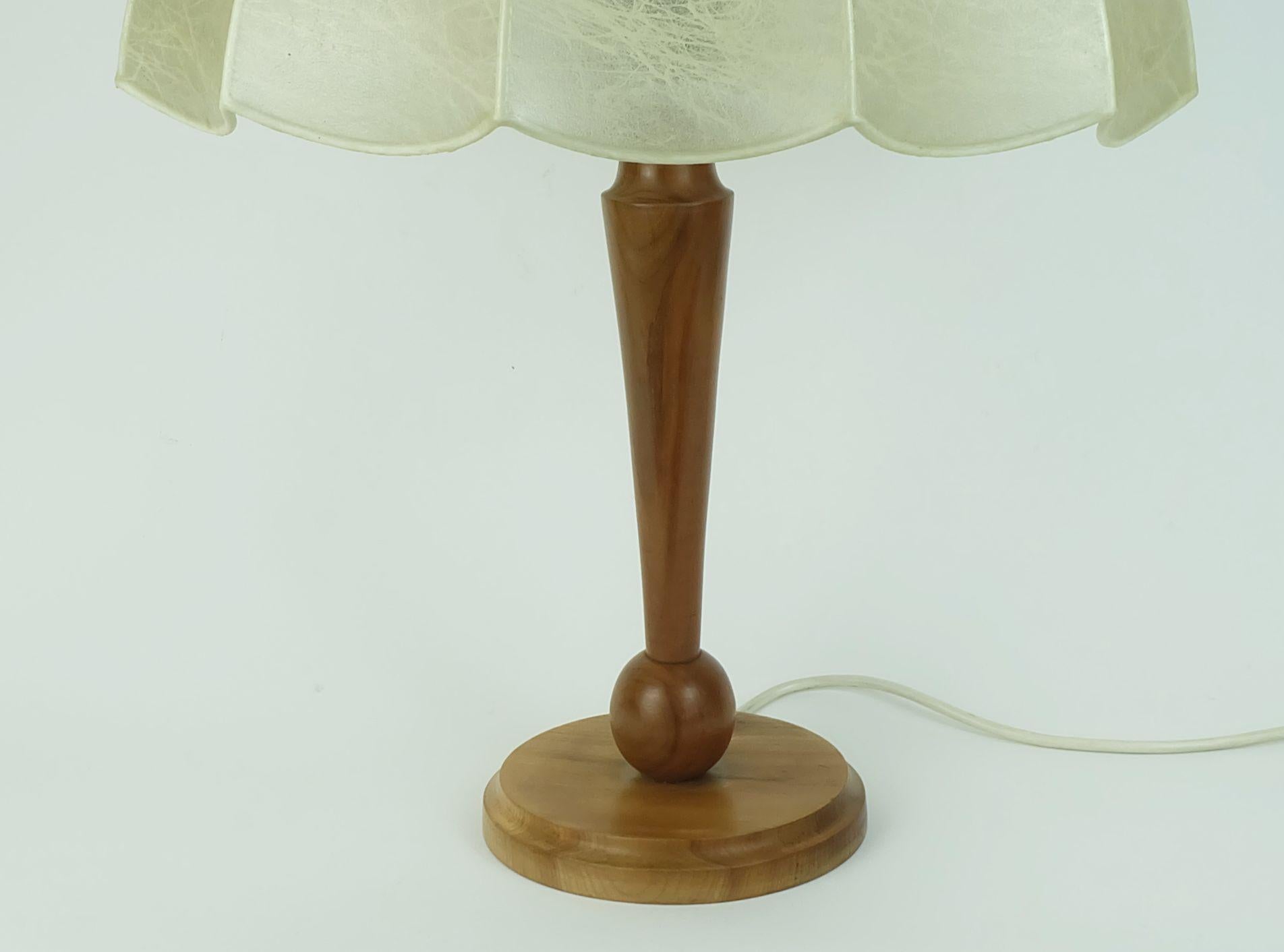 rara y gran LÁMPARA DE MESA moderna de mediados de siglo con base de madera de cerezo años 70 Moderno de mediados de siglo en venta