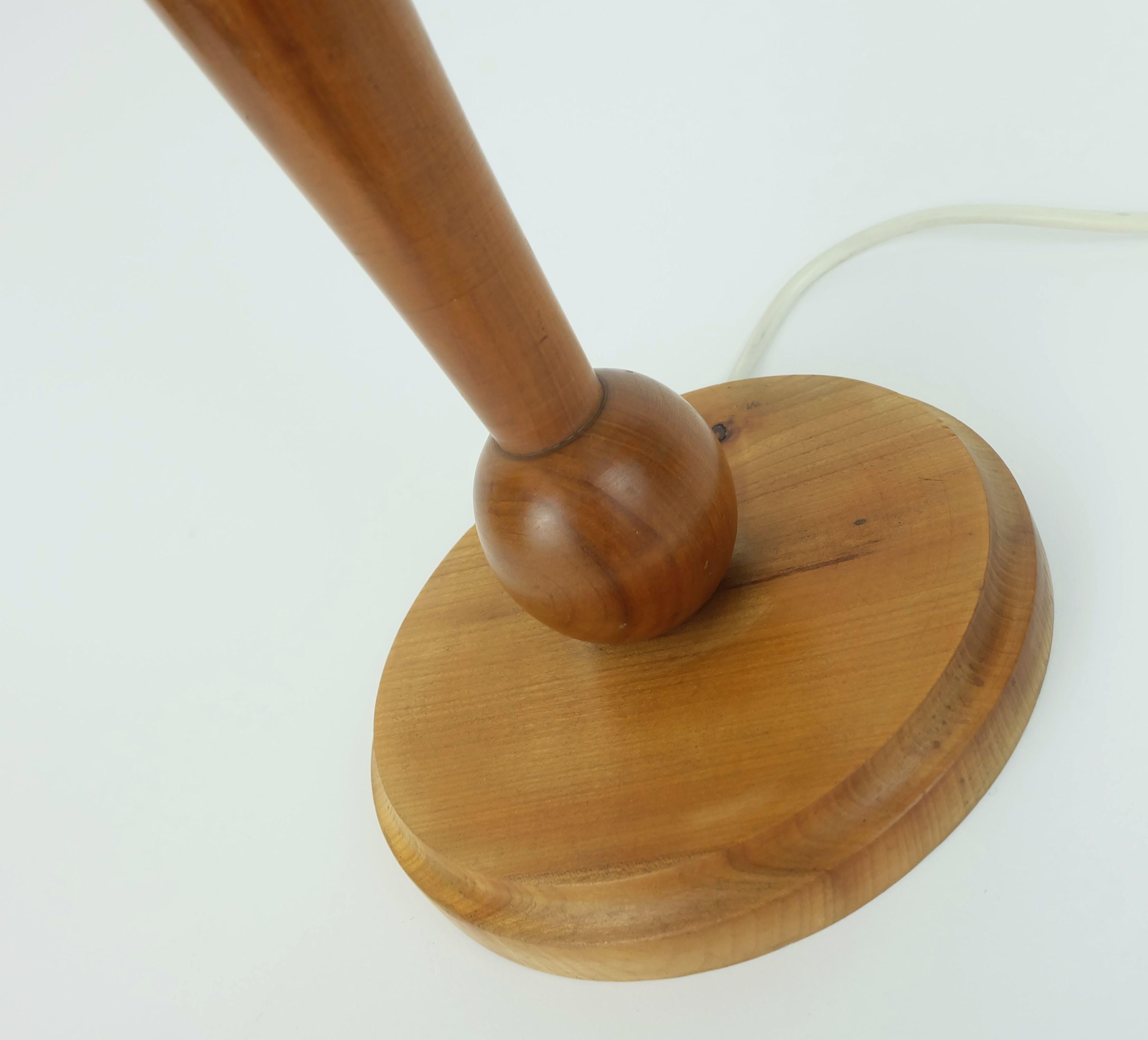rara y gran LÁMPARA DE MESA moderna de mediados de siglo con base de madera de cerezo años 70 finales del siglo XX en venta