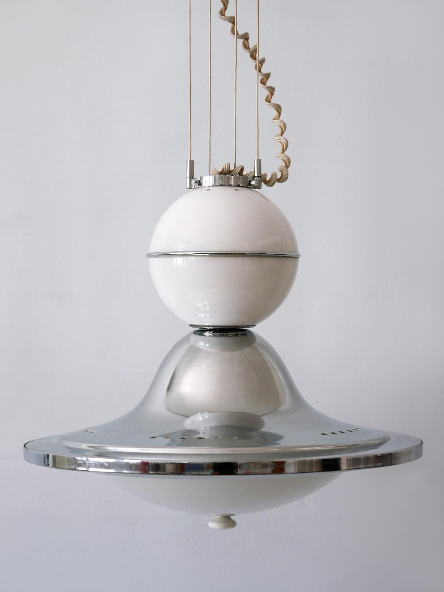 Rare & Large Mid-Century Modern Counterweight Pendant Lamp 'UFO' Italy 1960s In Good Condition For Sale In Munich, DE
