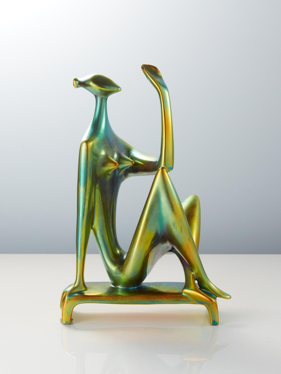 Una straordinaria e rara figura in porcellana modernista di Zsolnay di grandi dimensioni, disegnata dall'acclamato scultore ungherese János Török. 

Questa forma scultorea è emblematica del modernismo della metà del XX secolo e richiama l'astrazione