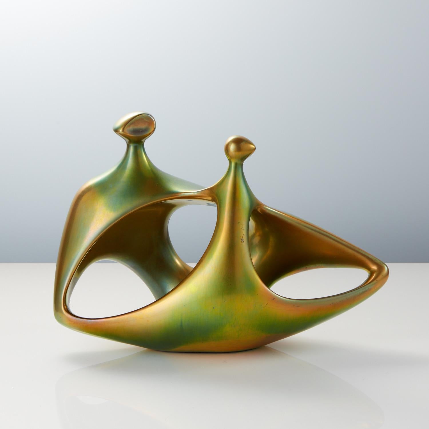 Una scultura in porcellana modernista di Zsolnay della metà del XX secolo, rara e di grande impatto visivo, disegnata dal celebre artista ungherese János Török.

Questa forma scultorea esemplifica magnificamente il linguaggio biomorfico del