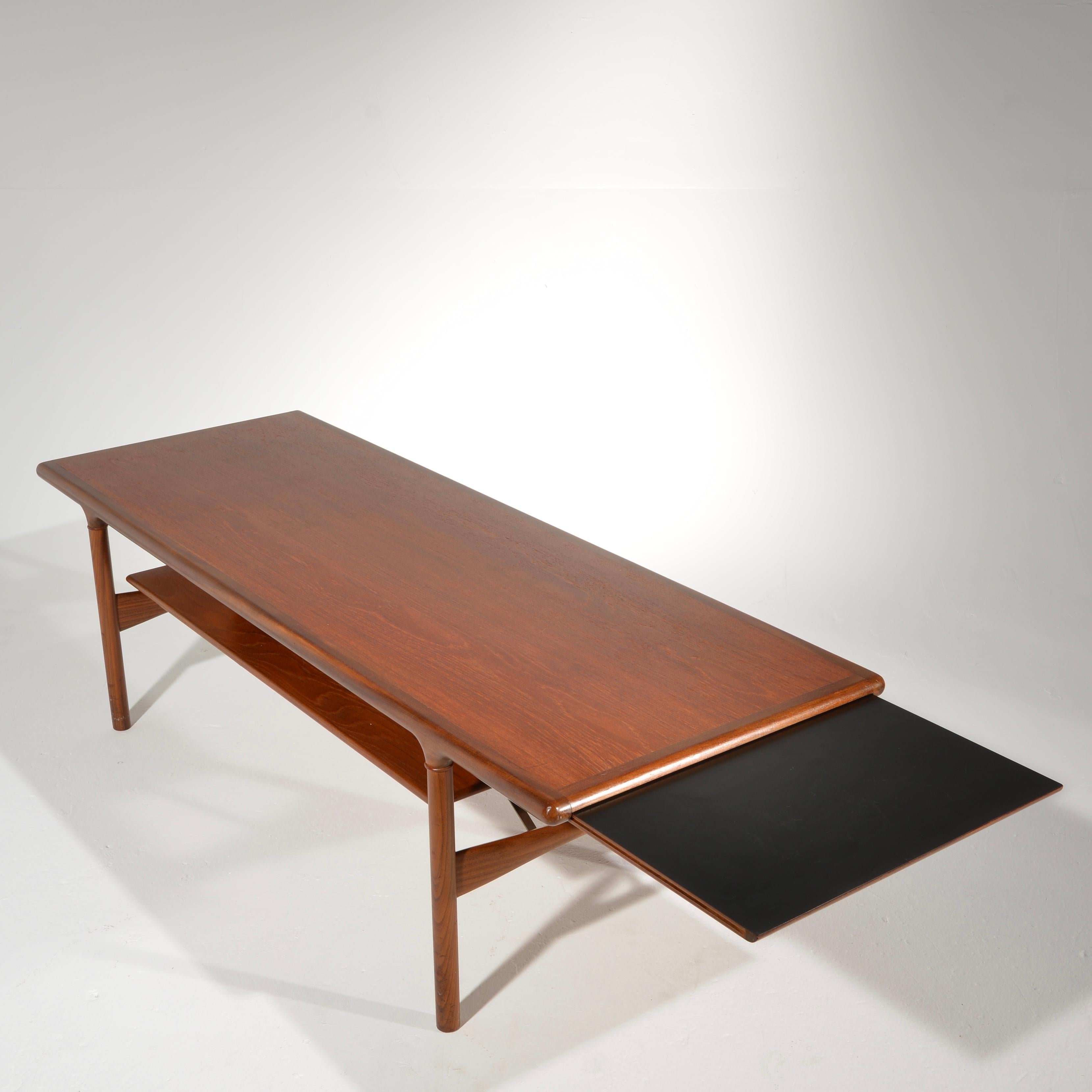 Laiton Rare grande table basse extensible en teck Mid Century avec étagère flottante en vente