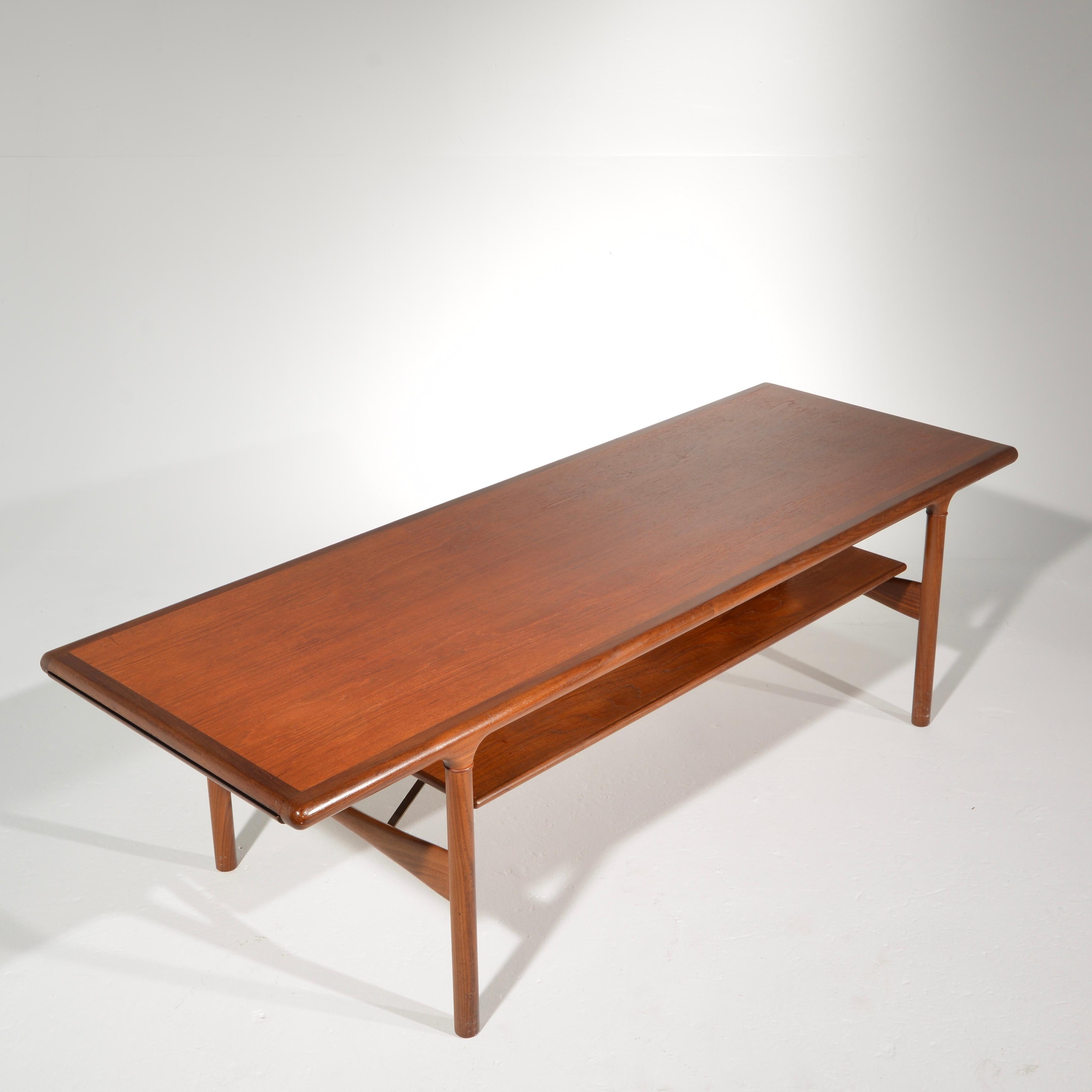 Rare Large Midcentury Extending Teak Coffee Table with Floating Shelf In Excellent Condition For Sale In Los Angeles, CA