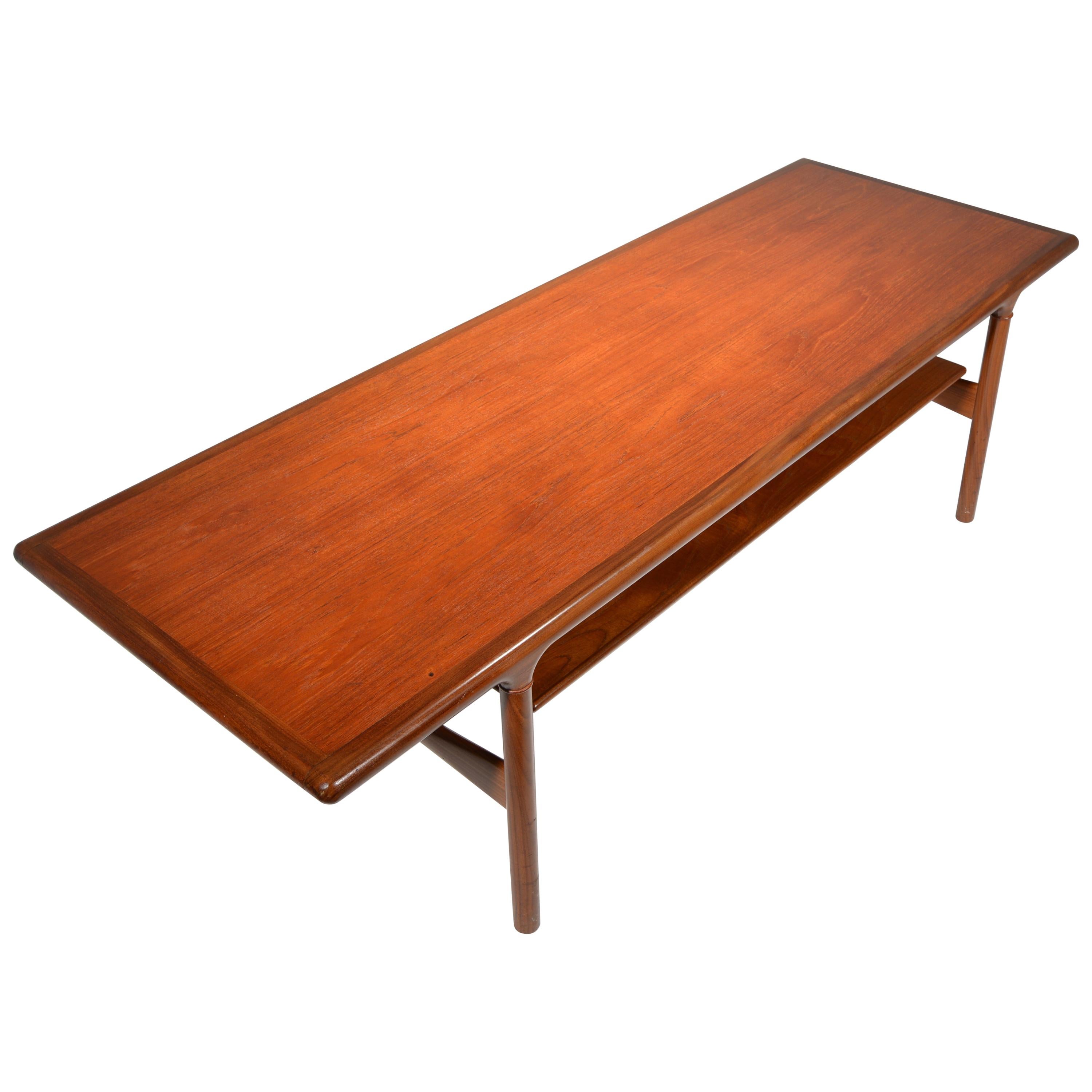Rare grande table basse extensible en teck Mid Century avec étagère flottante en vente
