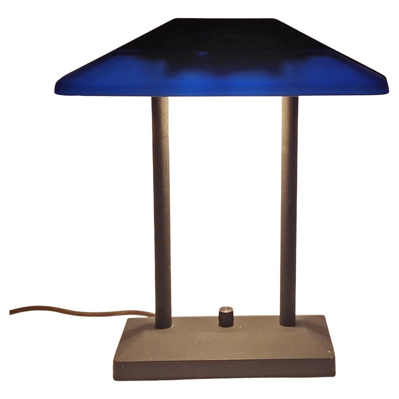 - lámpara muy rara
- luz halógena
- atenuación de la intensidad de la luz
- muy bonito estilo de iluminación azul 